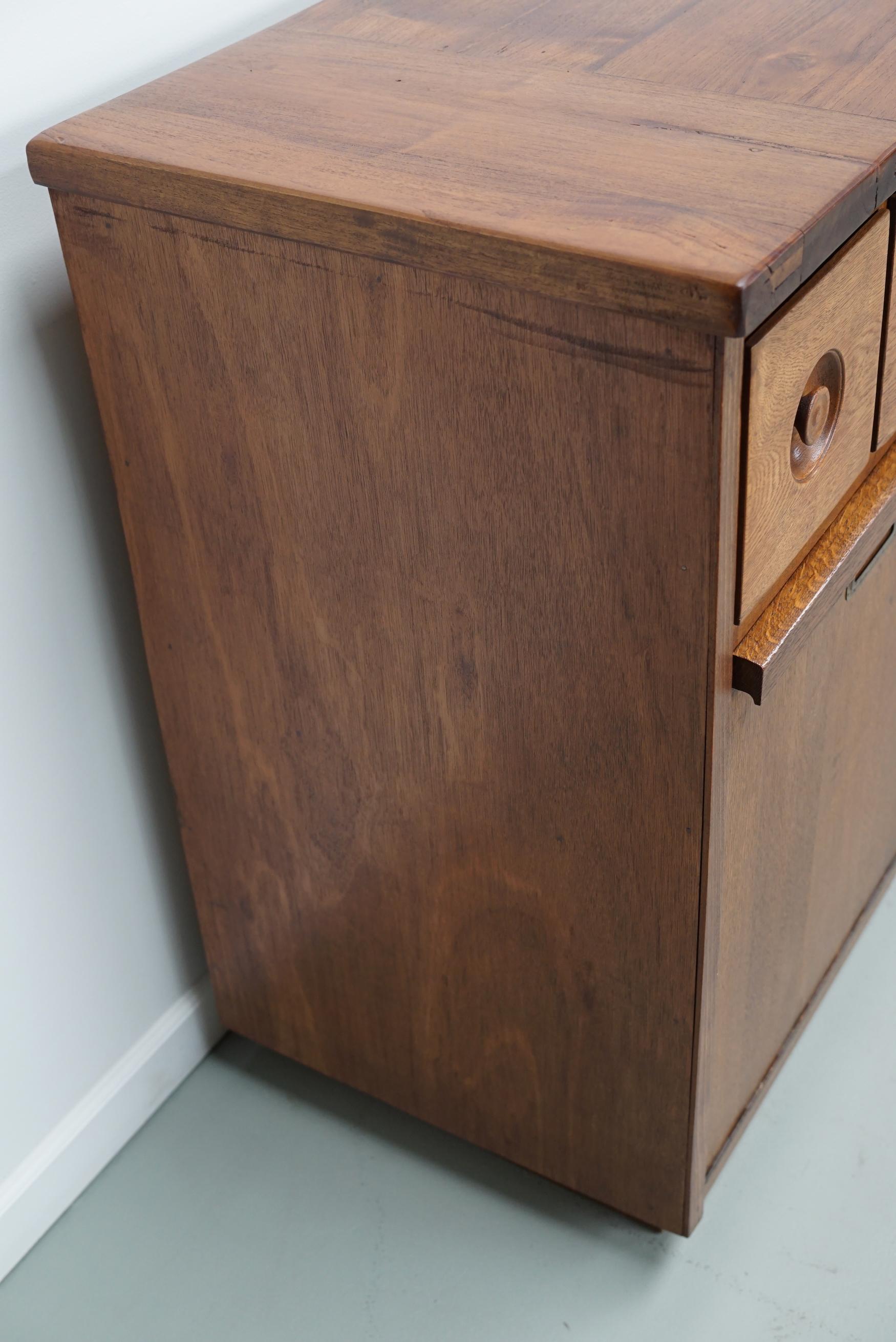Gran botica industrial holandesa de roble, hacia 1950 en venta 4