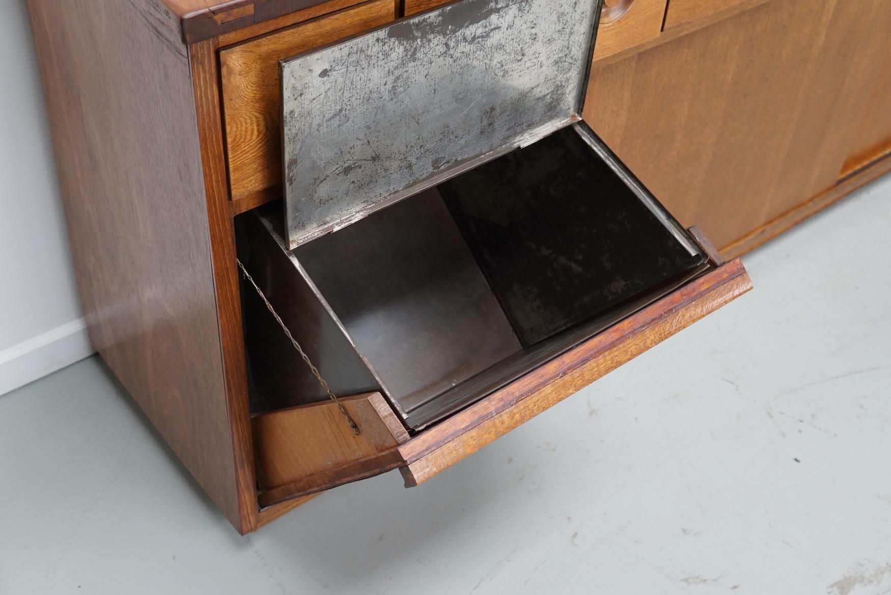 Gran botica industrial holandesa de roble, hacia 1950 en venta 5