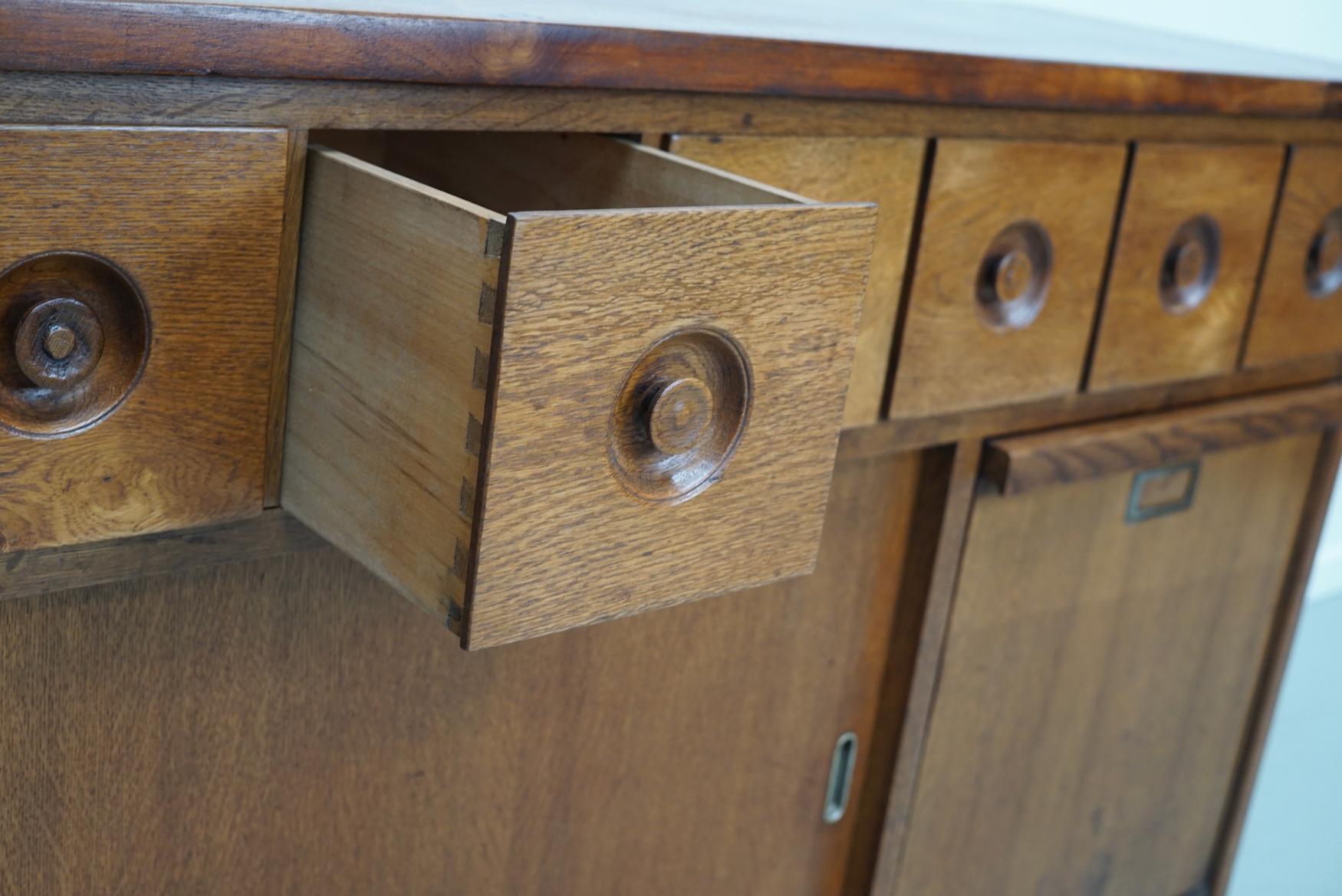 Gran botica industrial holandesa de roble, hacia 1950 en venta 7