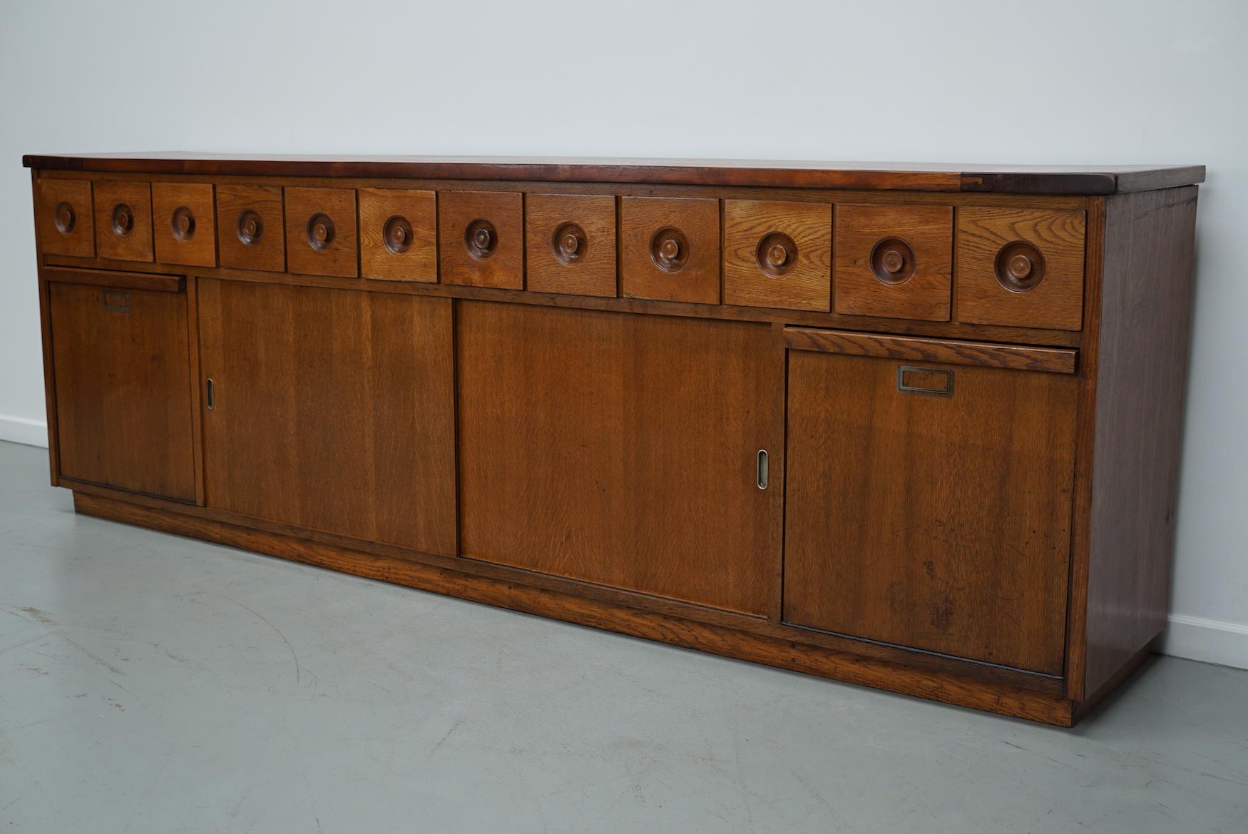 Gran botica industrial holandesa de roble, hacia 1950 en venta 8