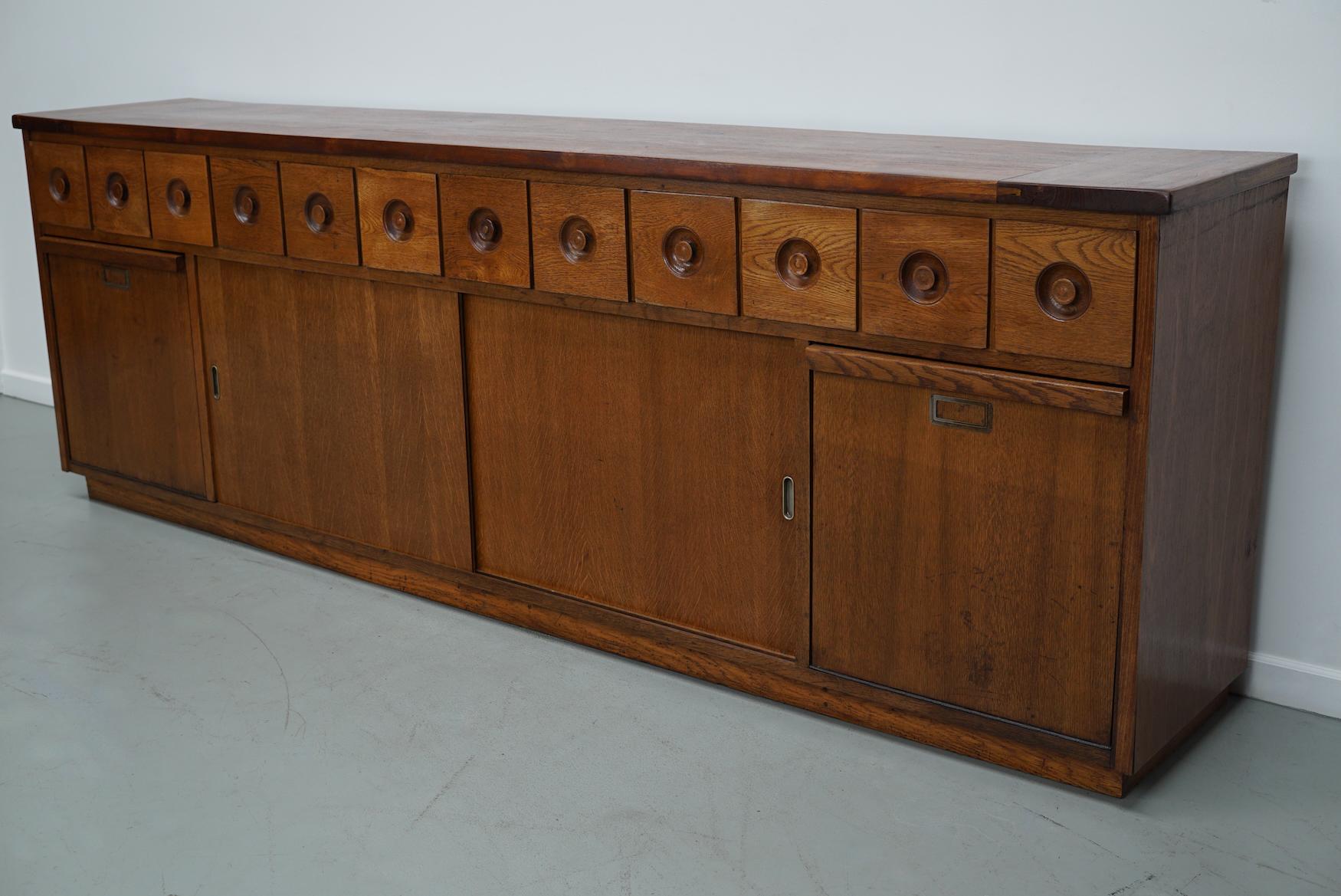 Este armario se fabricó hacia 1950 en Holanda con madera de roble. El armario se utilizó originalmente en una panadería. Tiene 12 cajones con tiradores encastrados, puertas correderas y dos compartimentos para granos. Las dimensiones interiores de