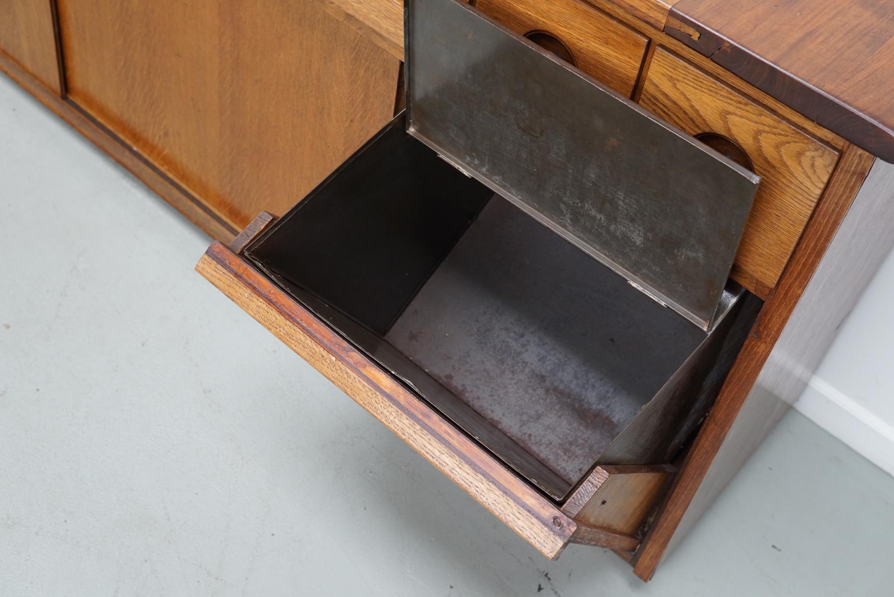 Gran botica industrial holandesa de roble, hacia 1950 en Bueno estado para la venta en Nijmegen, NL