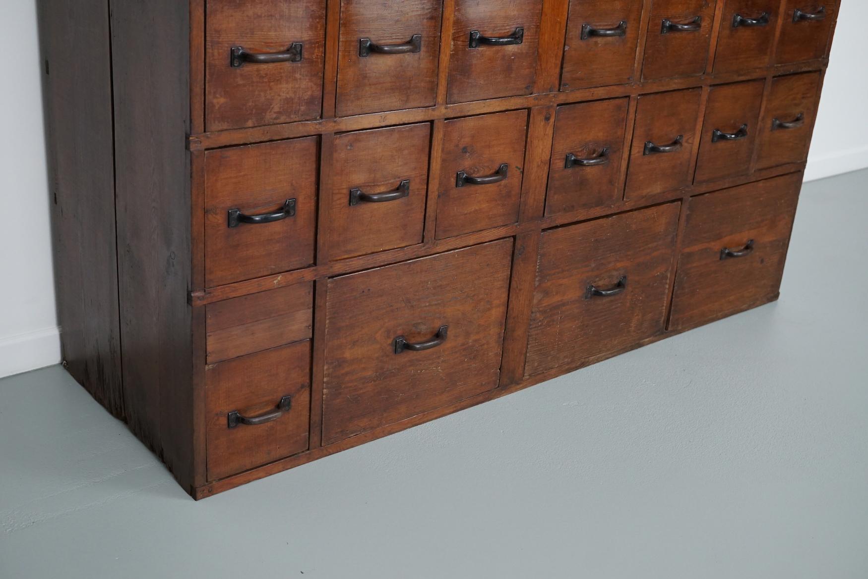 Grande armoire d'apothicaire / d'atelier hollandaise en pin industriel, vers les années 1950 en vente 13