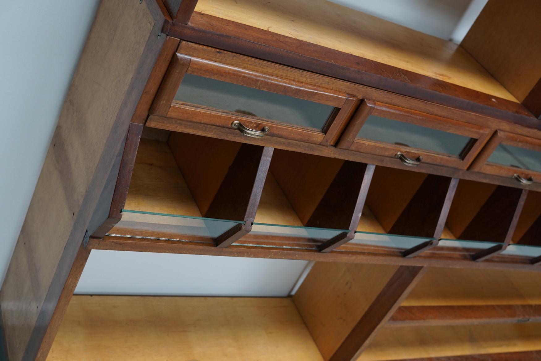 Grande armoire hollandaise en acajou et en hêtre pour épicerie / Haberdashery, années 1950 en vente 4