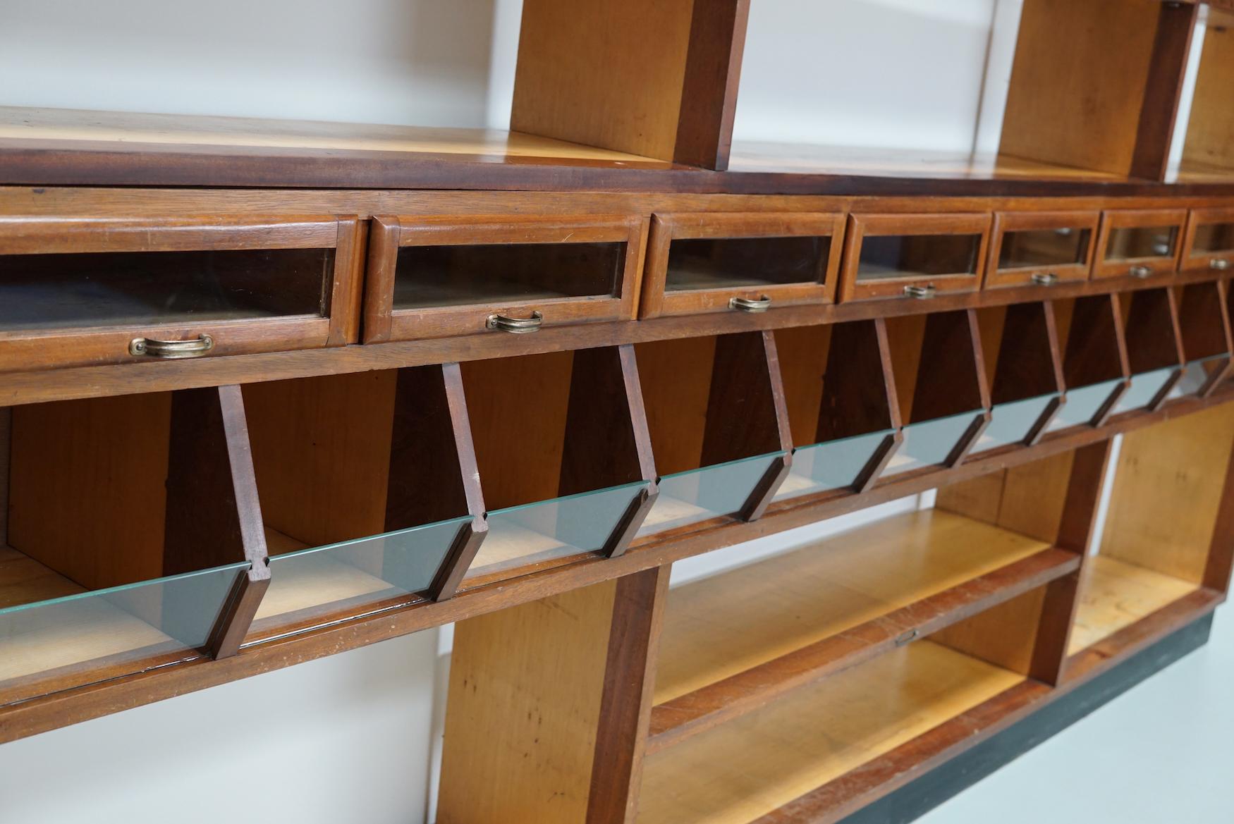 Grande armoire hollandaise en acajou et en hêtre pour épicerie / Haberdashery, années 1950 en vente 6