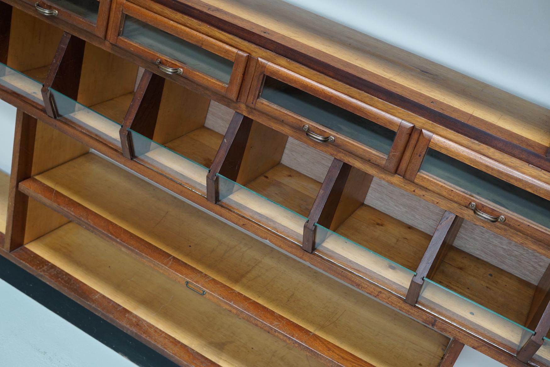 Grande armoire hollandaise en acajou et en hêtre pour épicerie / Haberdashery, années 1950 en vente 9