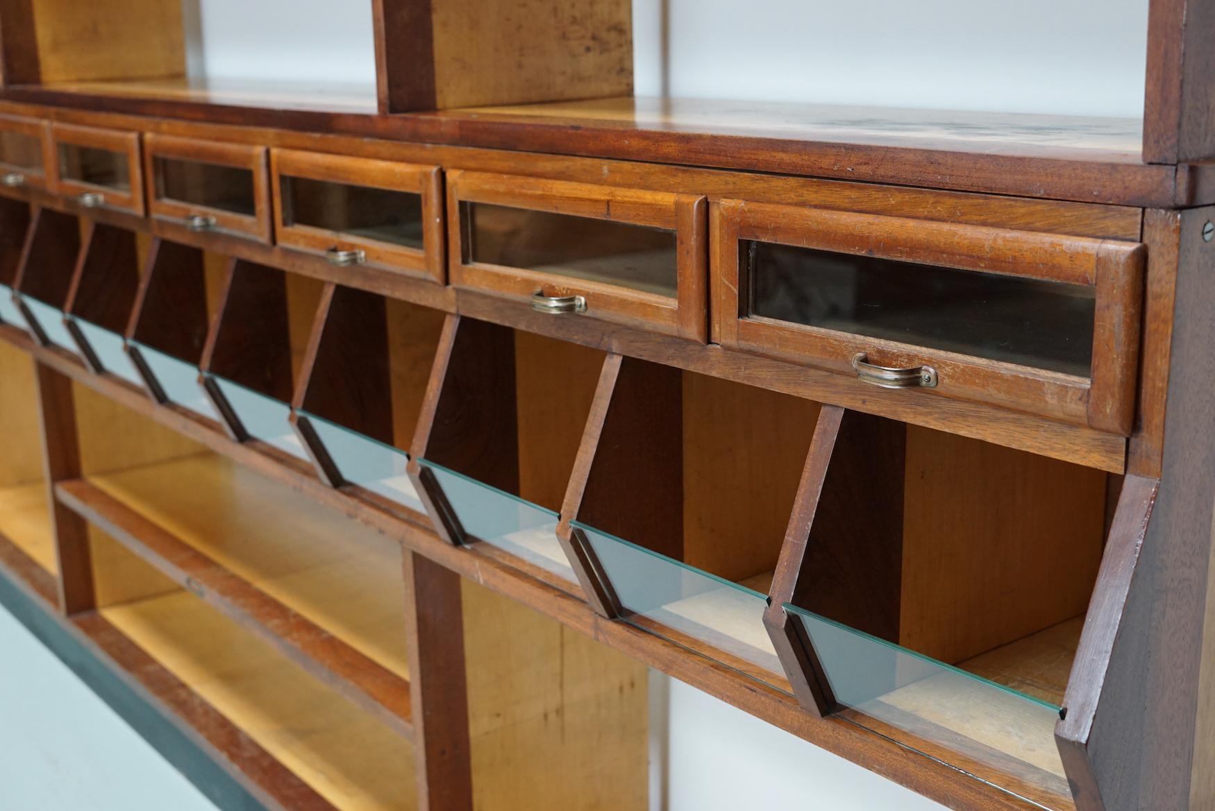 20ième siècle Grande armoire hollandaise en acajou et en hêtre pour épicerie / Haberdashery, années 1950 en vente