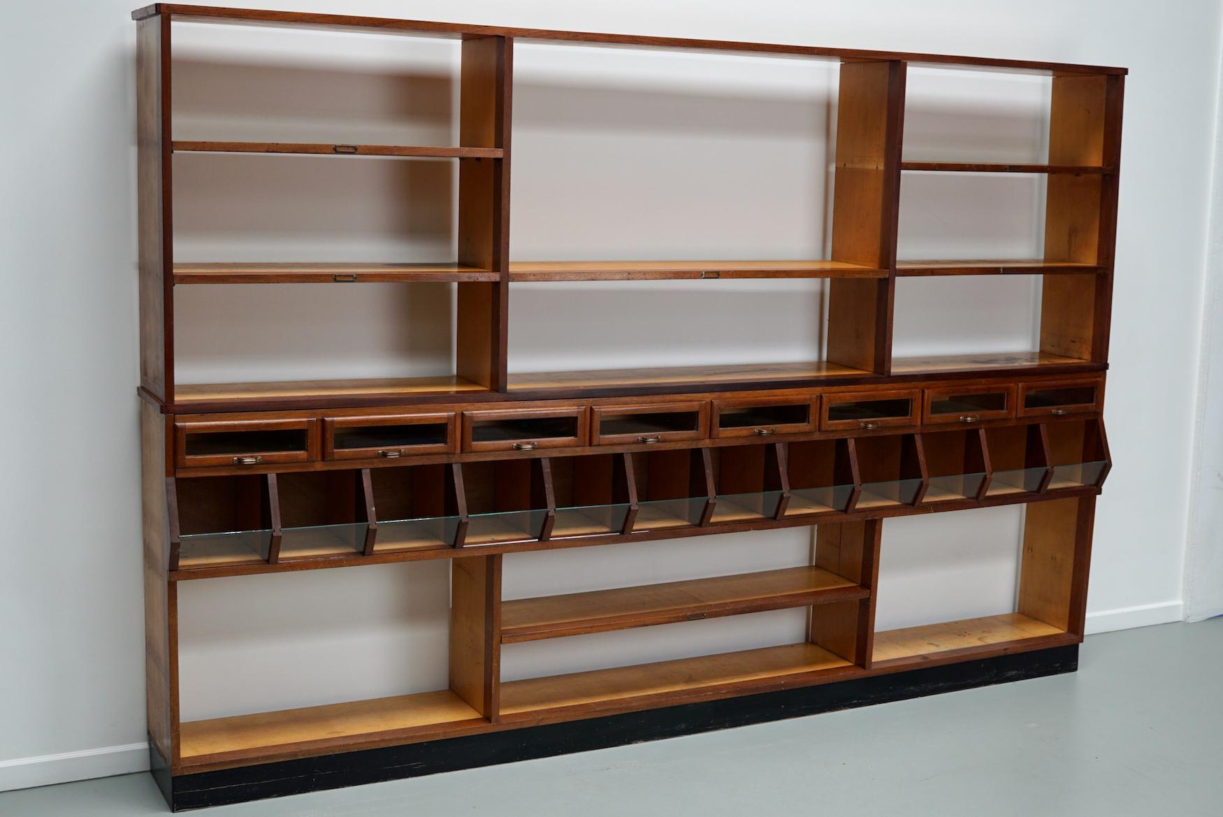 Grande armoire hollandaise en acajou et en hêtre pour épicerie / Haberdashery, années 1950 en vente 1