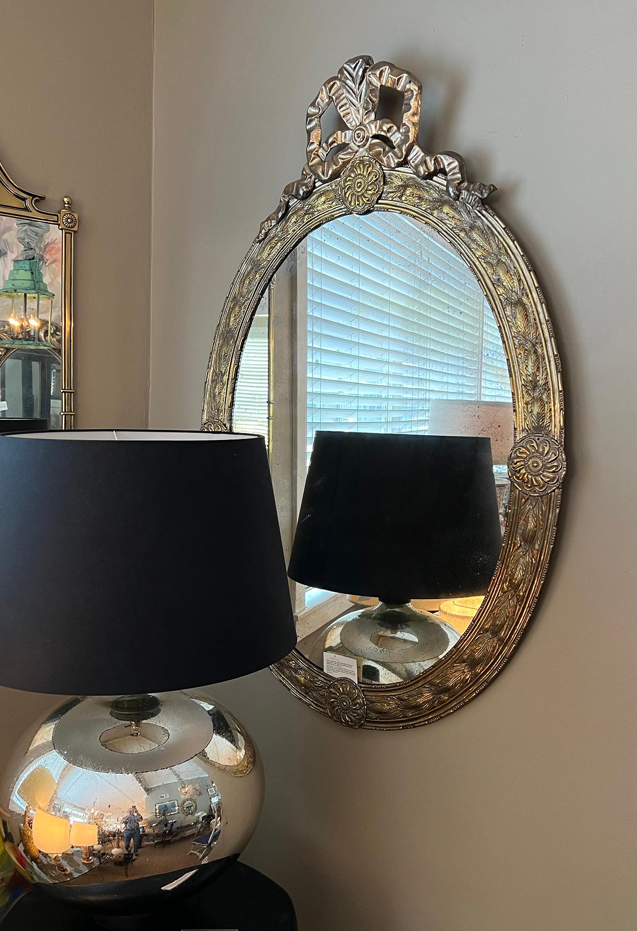 Großer niederländischer Spiegel im neoklassischen Stil aus Silber und vergoldetem Repoussé Oval (Metall) im Angebot
