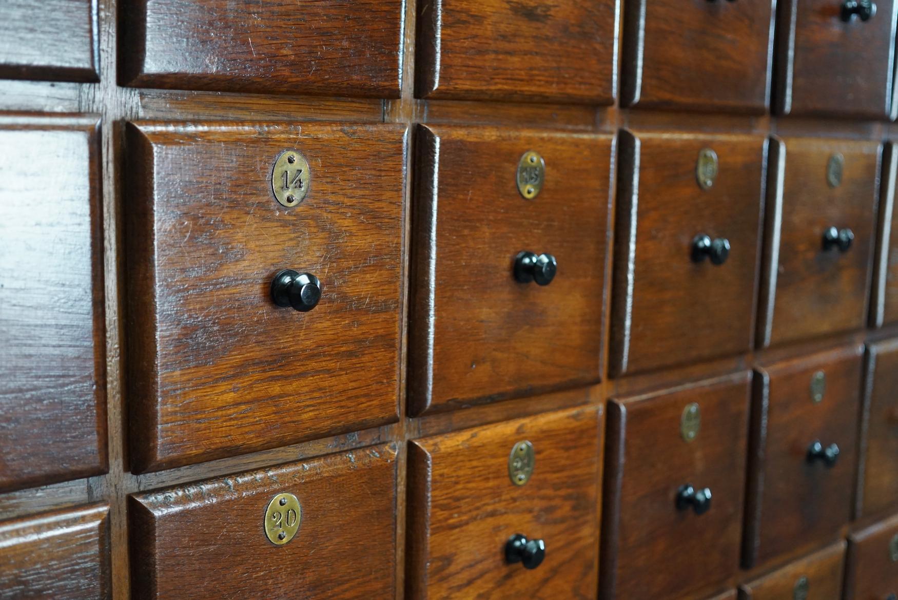 Grande gabinetto da farmacia / gabinetto da barbiere in Oak olandese, anni '20 in vendita 6