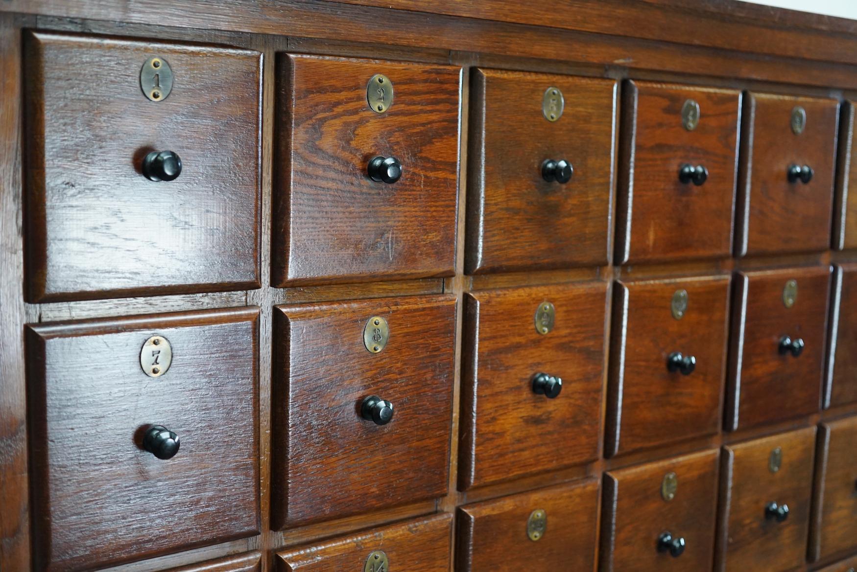 Grande gabinetto da farmacia / gabinetto da barbiere in Oak olandese, anni '20 in vendita 8