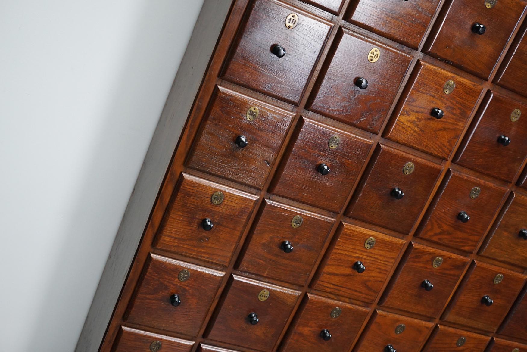 Inizio XX secolo Grande gabinetto da farmacia / gabinetto da barbiere in Oak olandese, anni '20 in vendita