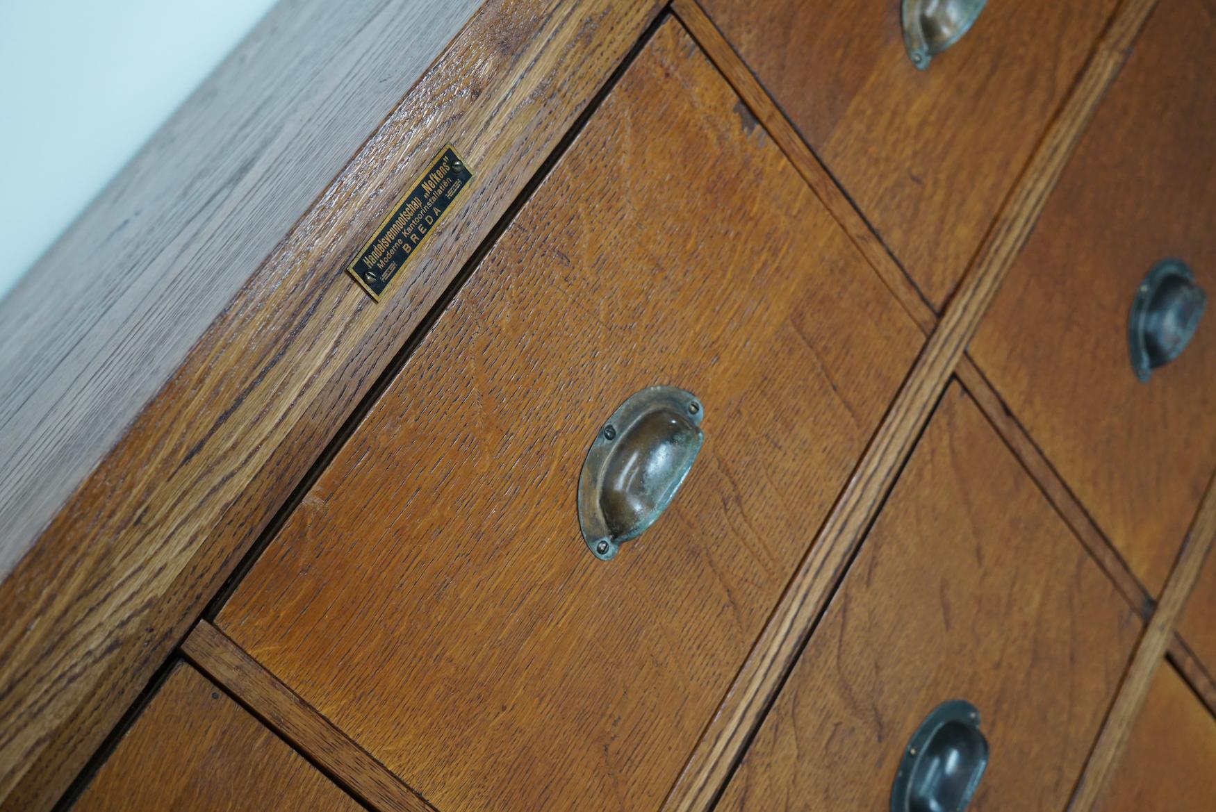 Großer Apothekerschrank/Schrank/Sideboard aus niederländischer Eiche, 1930er Jahre (Eichenholz) im Angebot