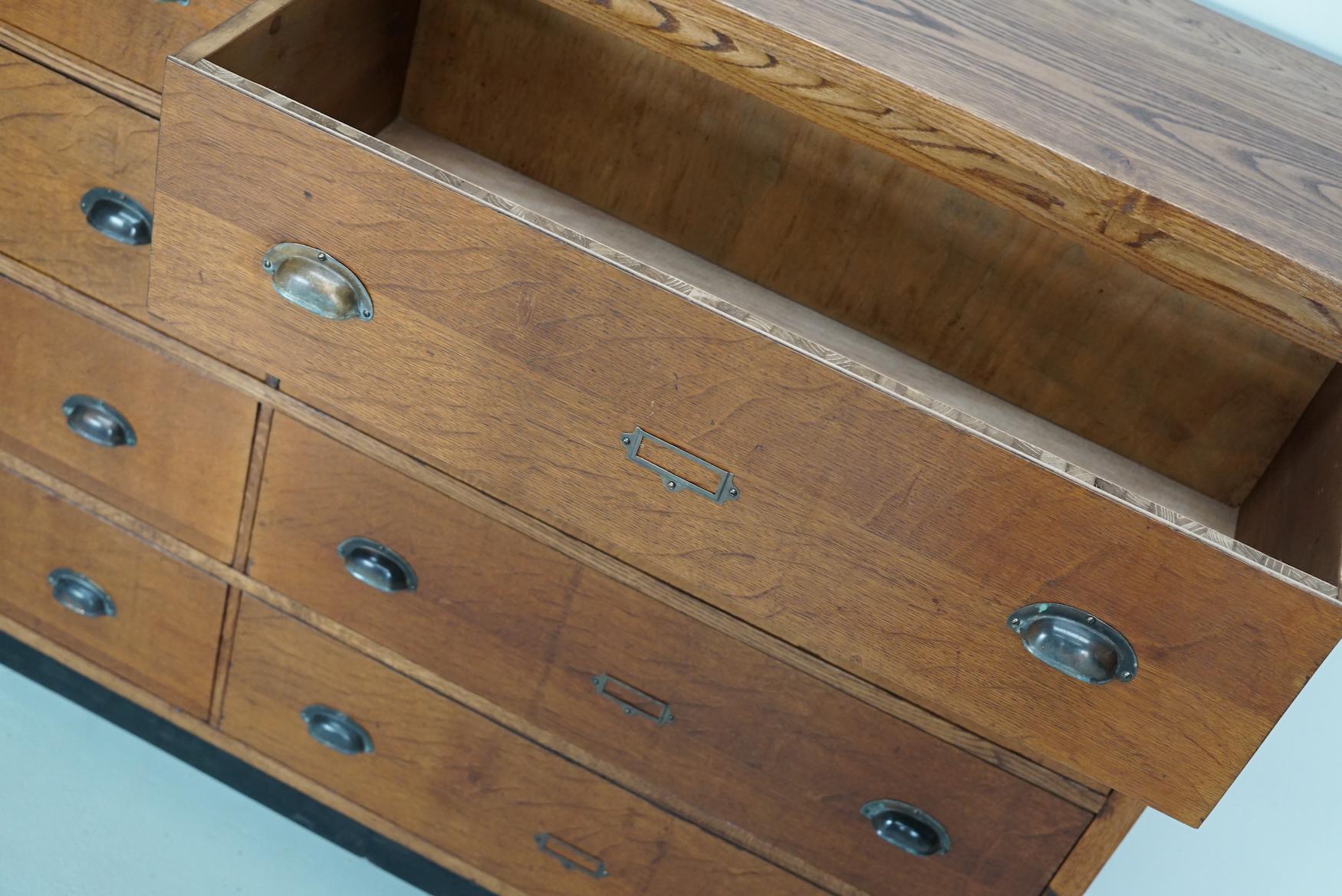 Großer Apothekerschrank/Schrank/Sideboard aus niederländischer Eiche, 1930er Jahre im Angebot 1