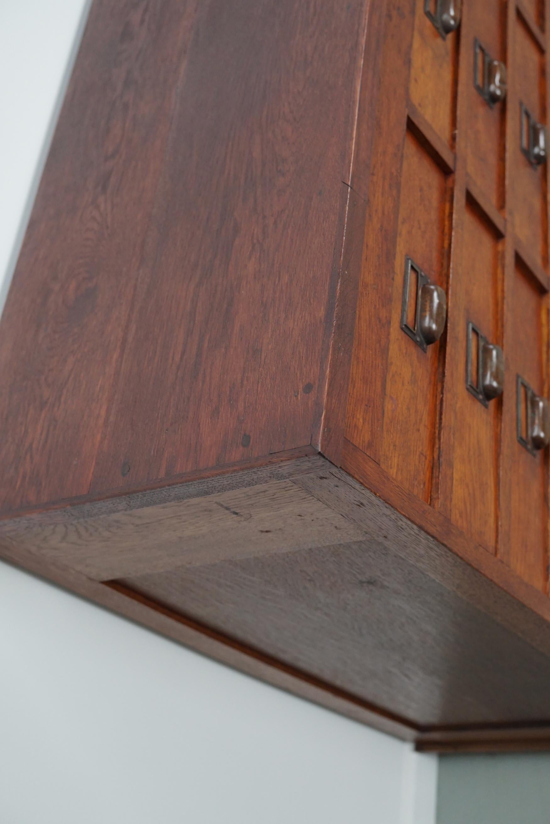 Gran boticario / archivador o aparador de roble holandés, años 30 en venta 4