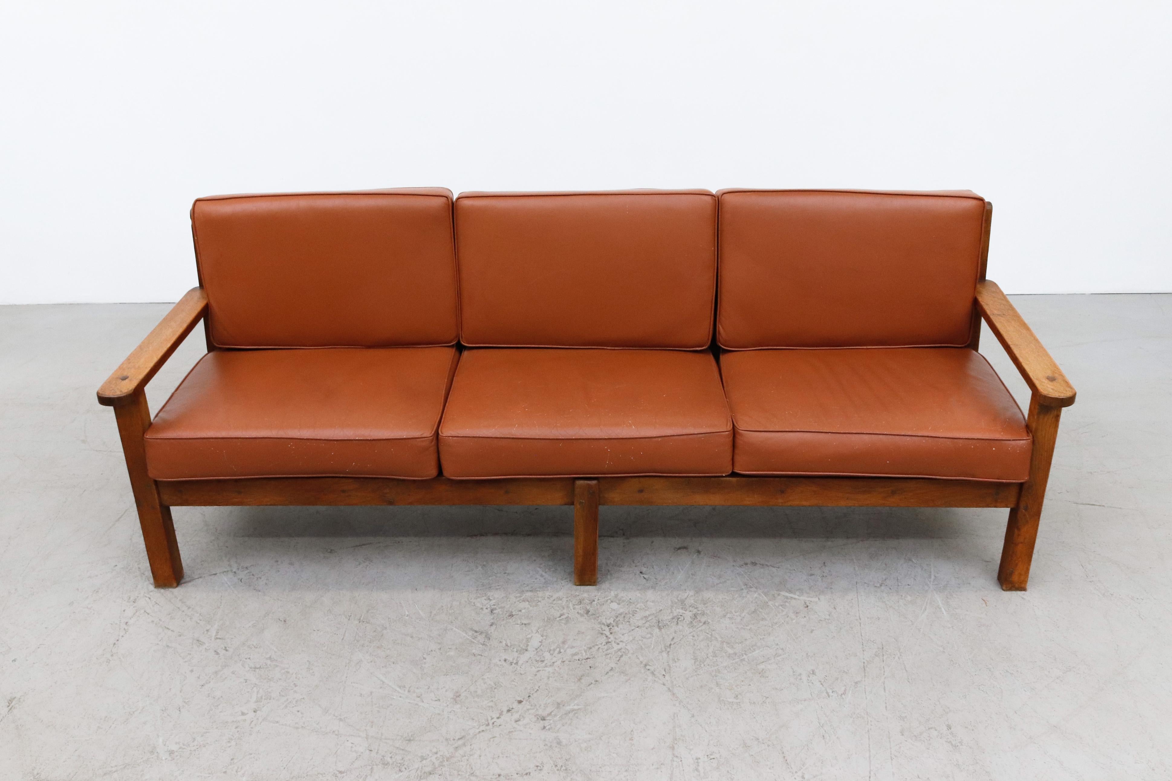 Mid-Century Modern 1960s Large Dutch Oak Bench with Brown Leather Seat Cushion (Banc en chêne hollandais avec coussin d'assise en cuir Brown) en vente