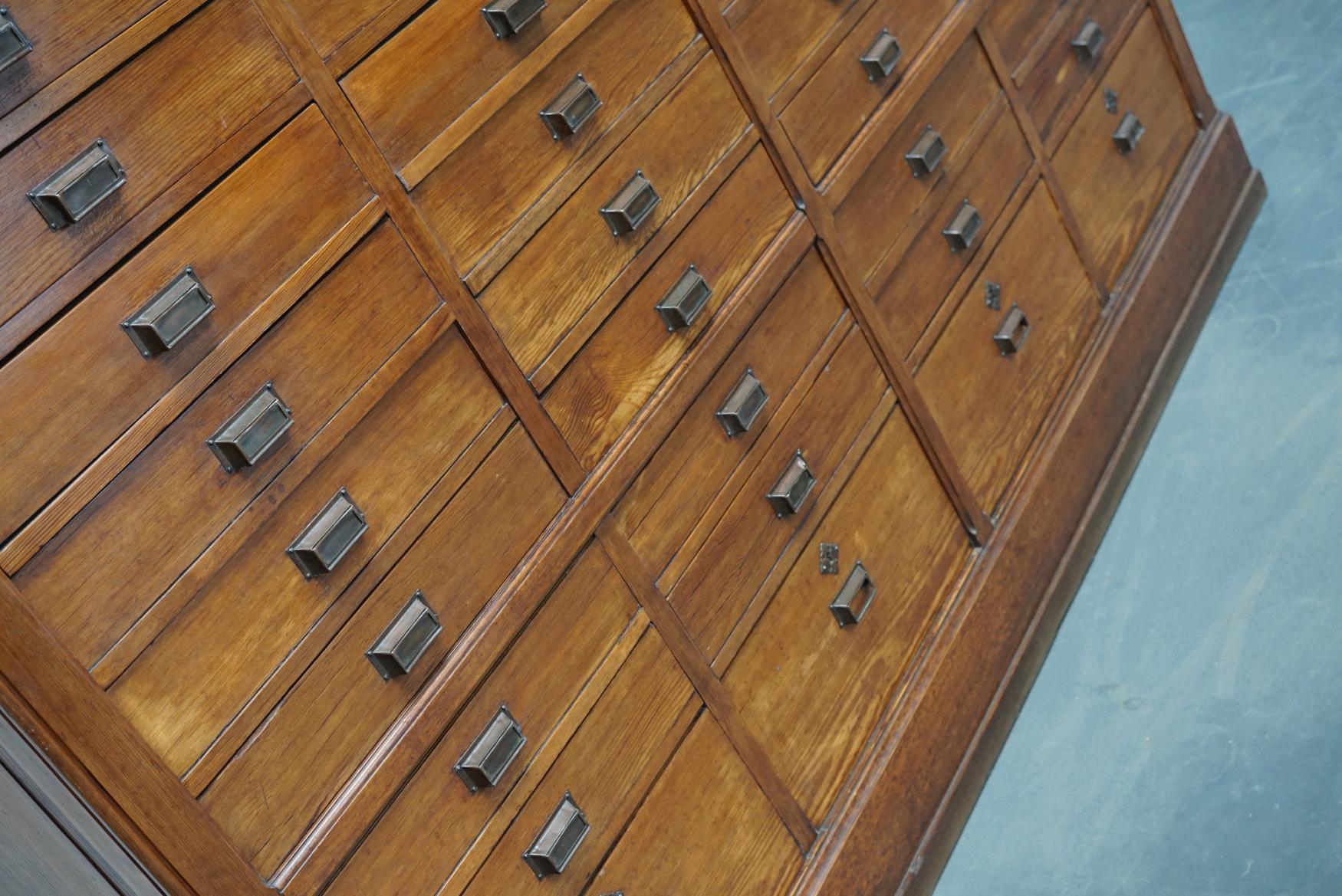 Large Dutch Pitch Pine Bank of Drawers, Early 20th Century In Good Condition In Nijmegen, NL