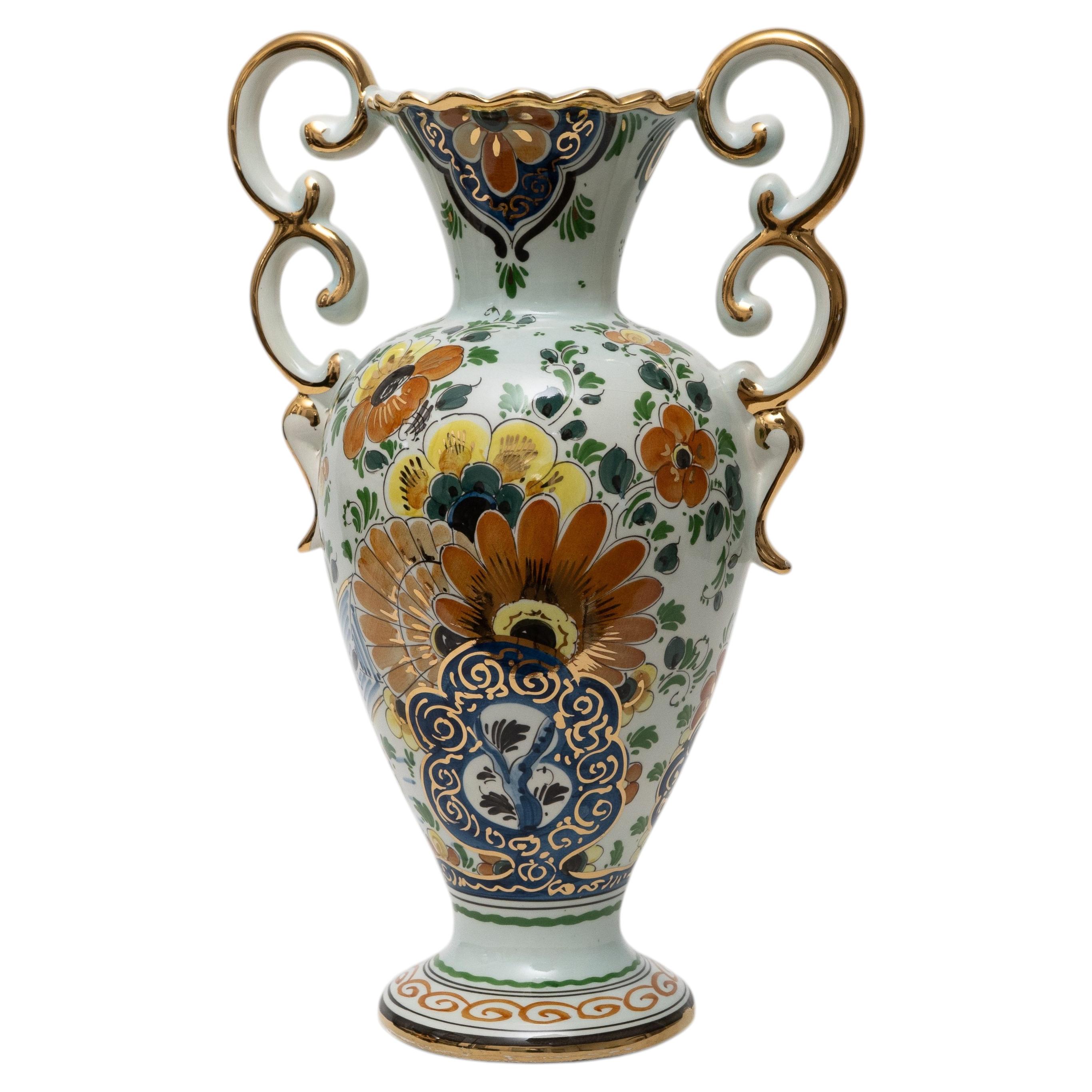 Grand vase hollandais en Delft polychrome avec poignées à volutes dorées, milieu du 20e siècle en vente