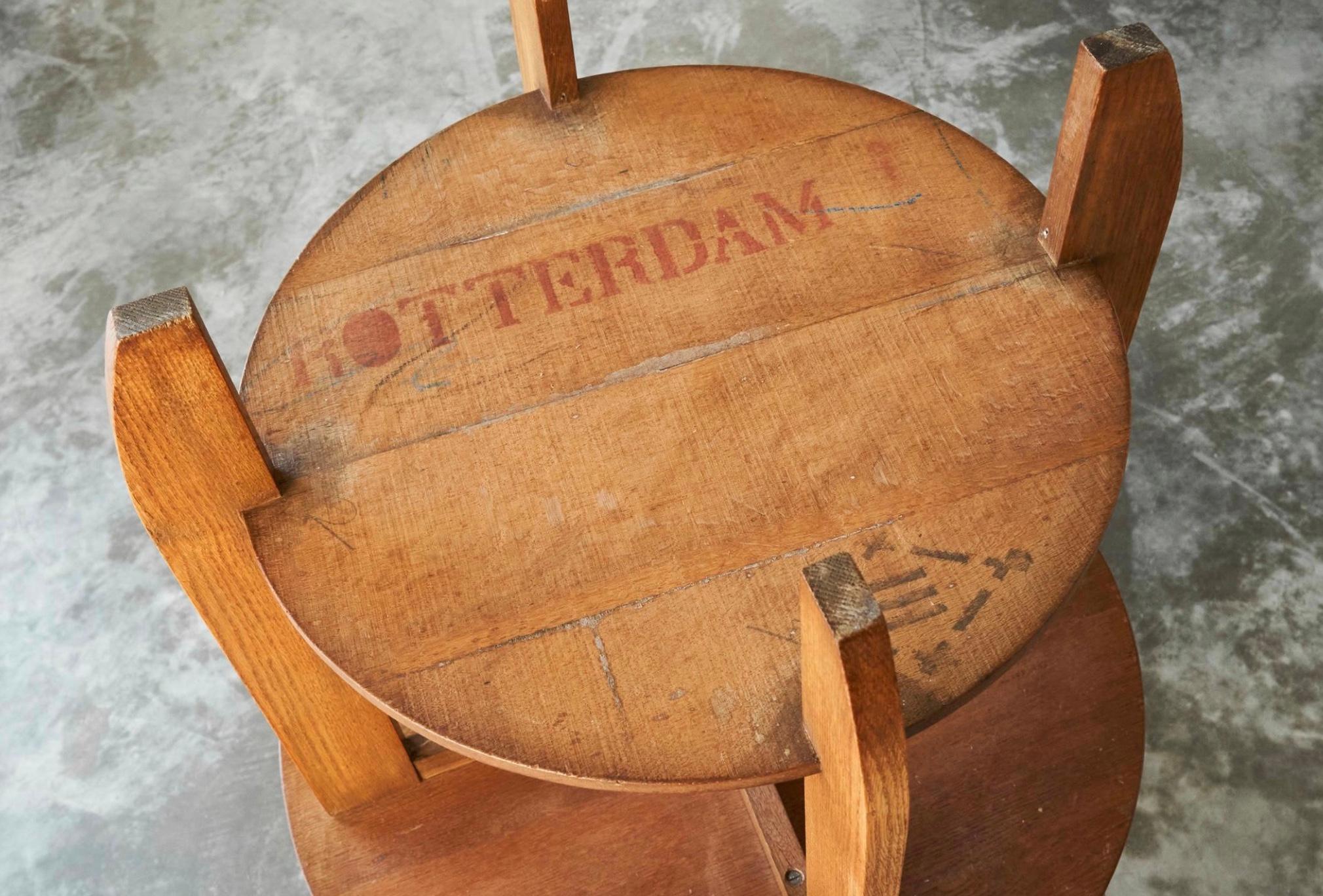 Grande tavolino olandese o tavolo Gueridon in legno massiccio di Oak del 1940 in vendita 4