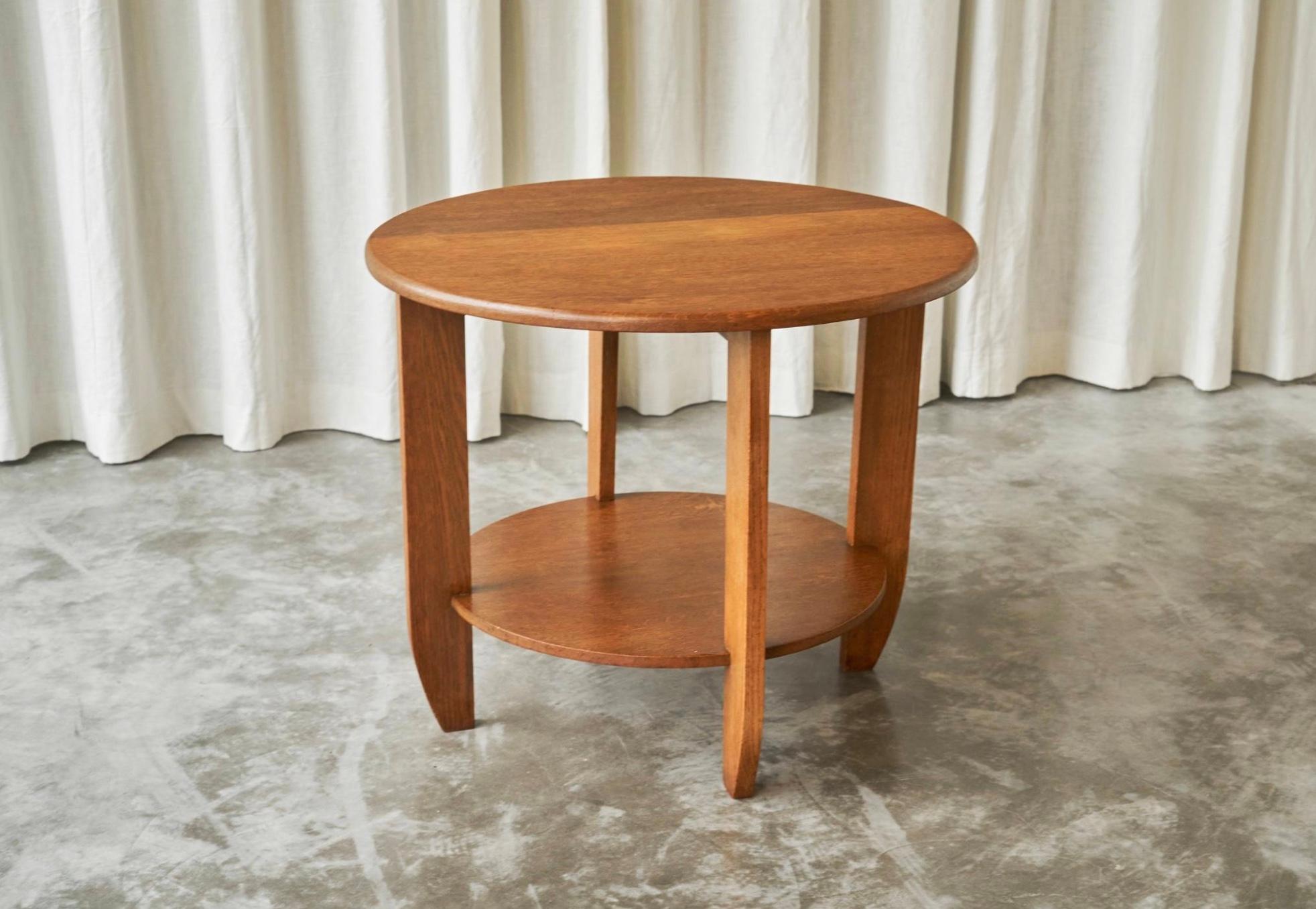 Grande tavolino olandese o tavolino Gueridon in Oak massiccio, Paesi Bassi, anni '40.

Si tratta di un grande tavolino o tavolo gueridon in stile 