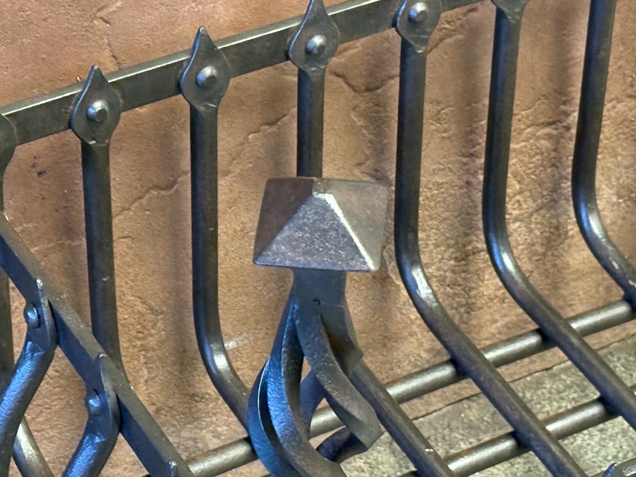Fer forgé Grande grille de cheminée hollandaise victorienne, 19e siècle en vente