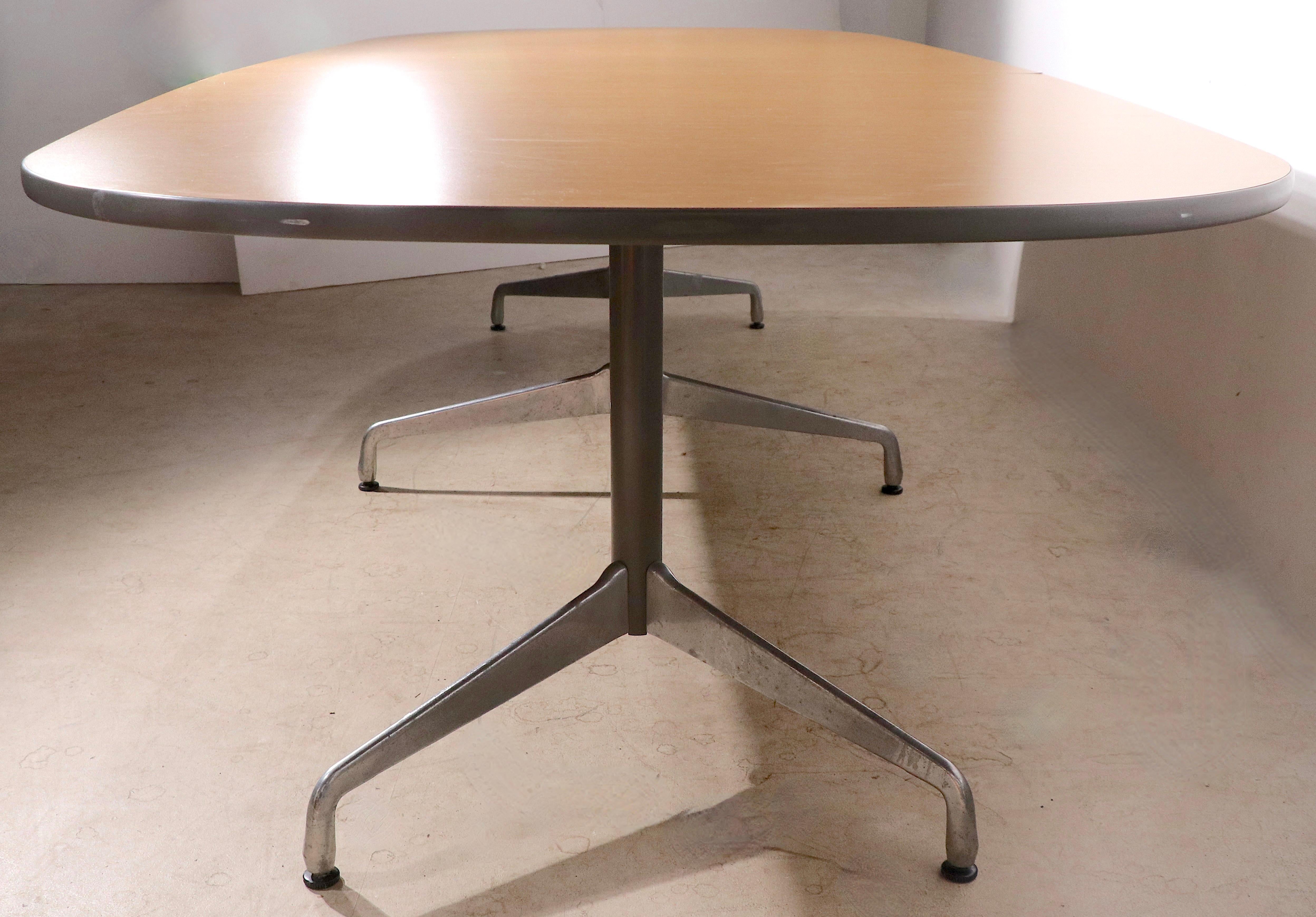 Exceptional Eames Aluminum Group conference, dining table with three part segmented style base. The oval top features a faux wood grain pattern, with gray plastic racetrack trim, it mounts to the three section base, each section has cast aluminum