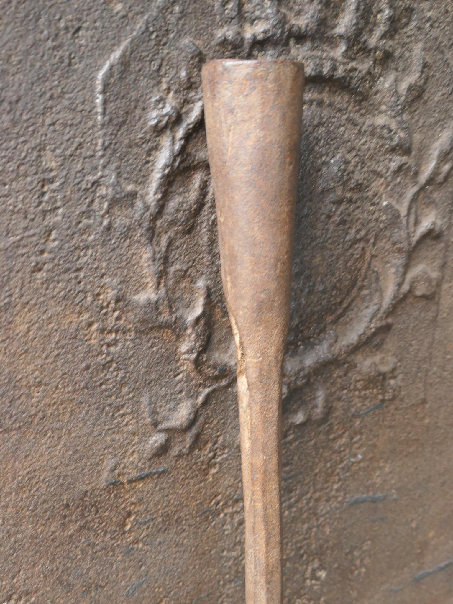 Large early 18th-century French fireplace shovel made of wrought iron. Louis XIV Period. The shovel is in a good condition.