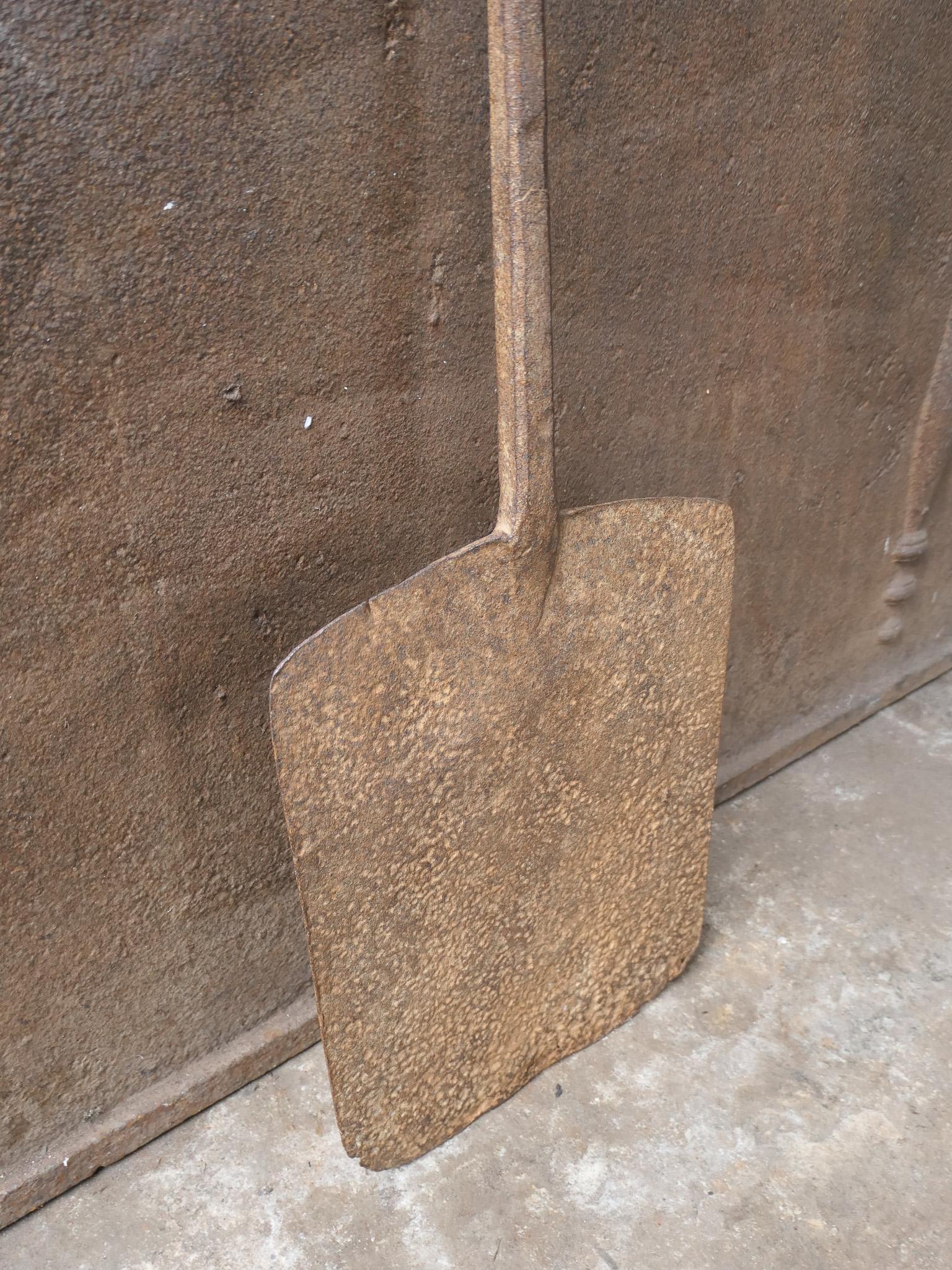 Large Early 18th Century French Fireplace Shovel or Fire Shovel In Good Condition For Sale In Soest, NL