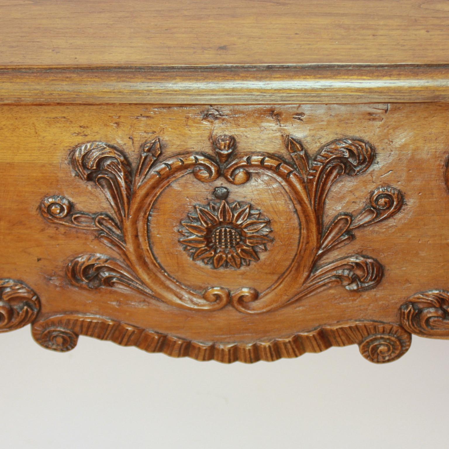 Grande cornice per camino in legno di noce della provincia francese dell'inizio del XVIII secolo In condizioni buone in vendita a Berlin, DE