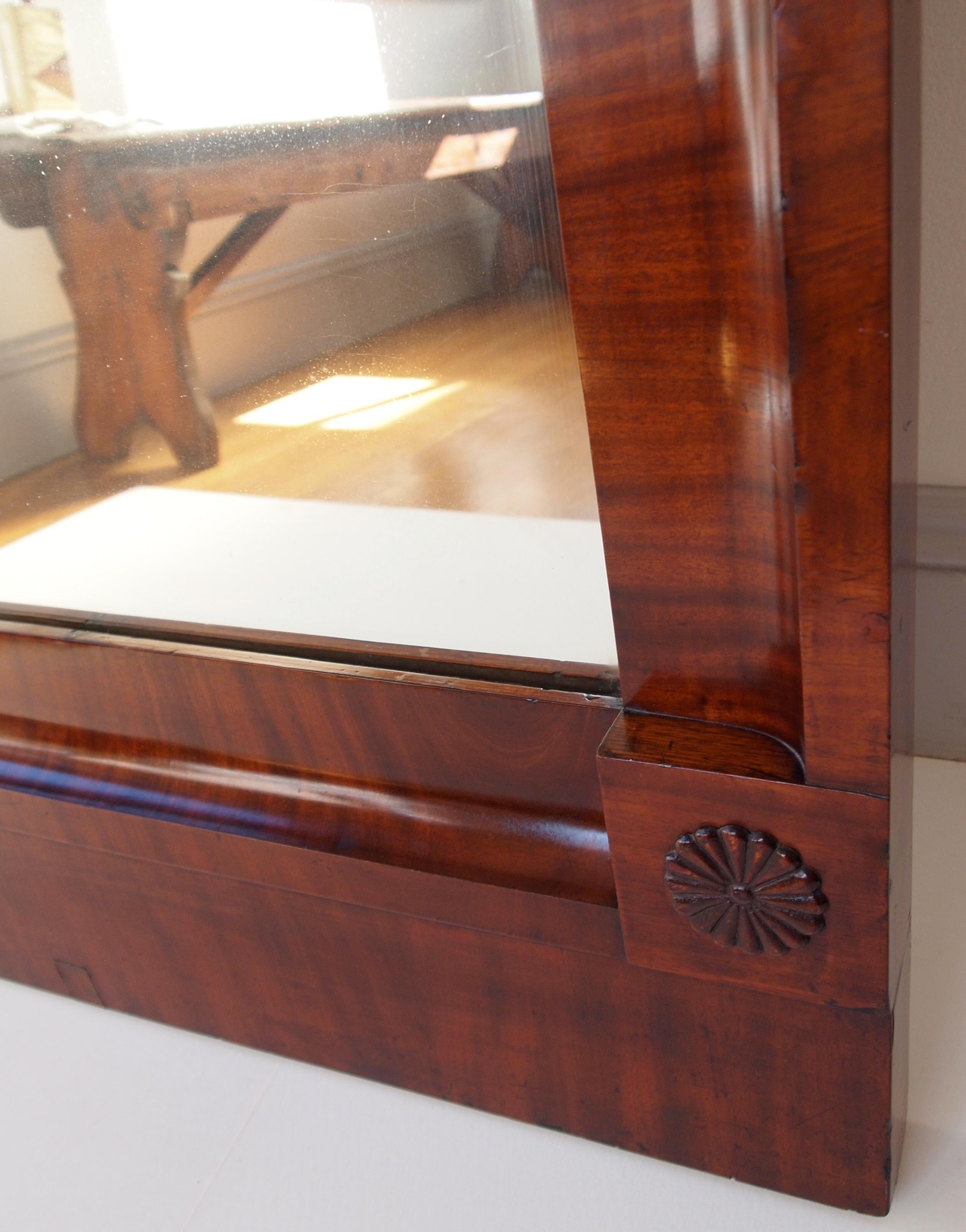Grande specchio con cornice in mogano Biedermeier austriaco dell'inizio del XIX secolo in vendita 1