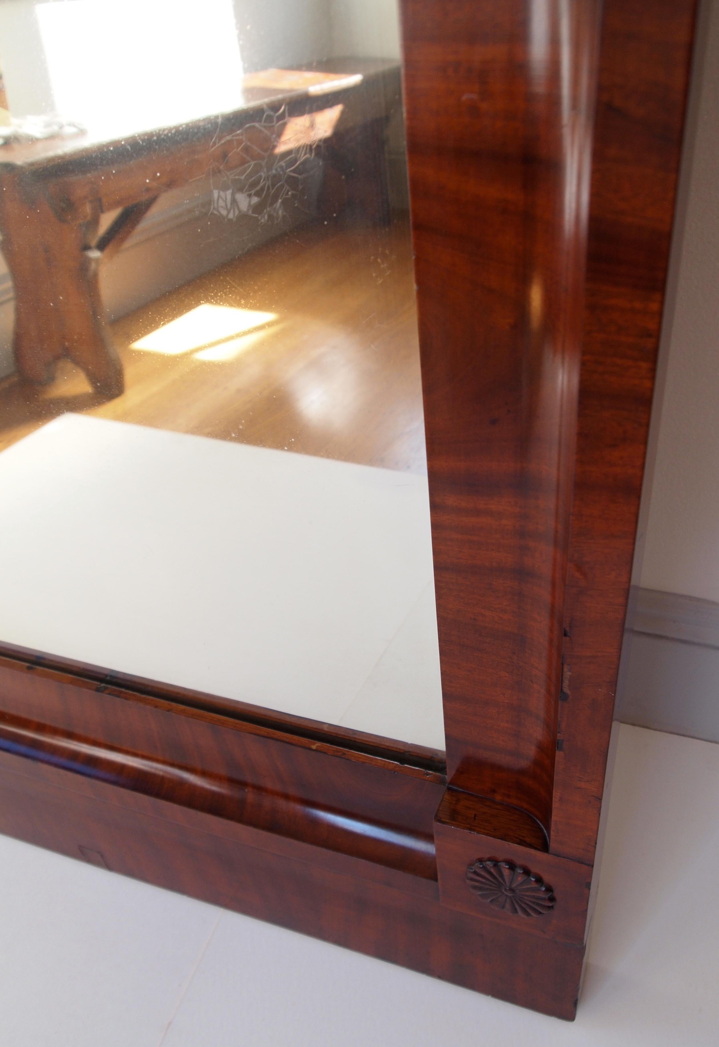 Grande specchio con cornice in mogano Biedermeier austriaco dell'inizio del XIX secolo in vendita 3