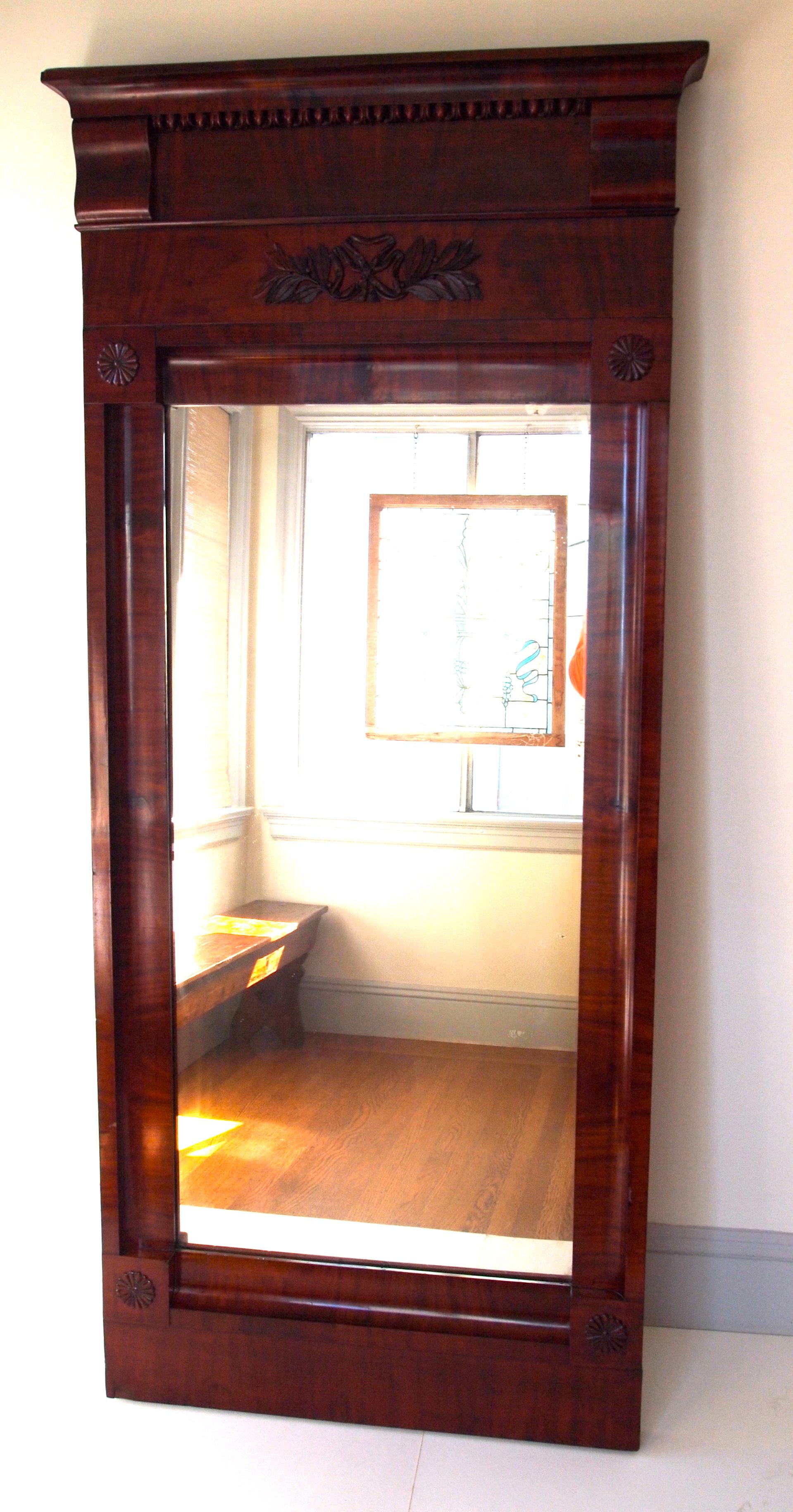 Grand miroir Biedermeier autrichien du début du 19ème siècle en acajou encadré en vente 3
