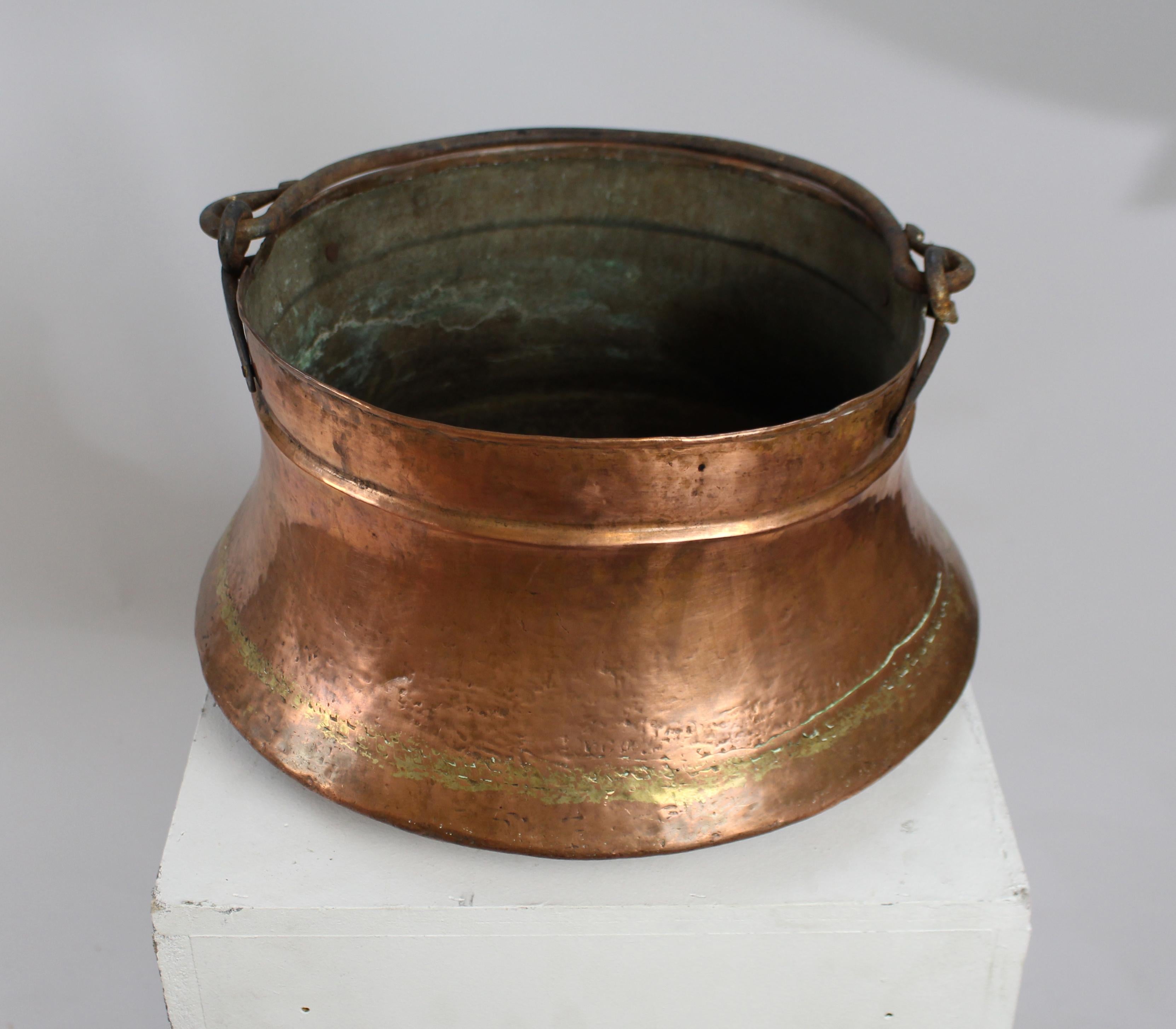 Large early 19th c. copper bowl with handle


Antique. English. 

Early 19th century. 

Very large handled copper pot. 

Hammered finish. 

Width: 40 cm. 

Height (handle down): 23 cm. 

Good original condition.