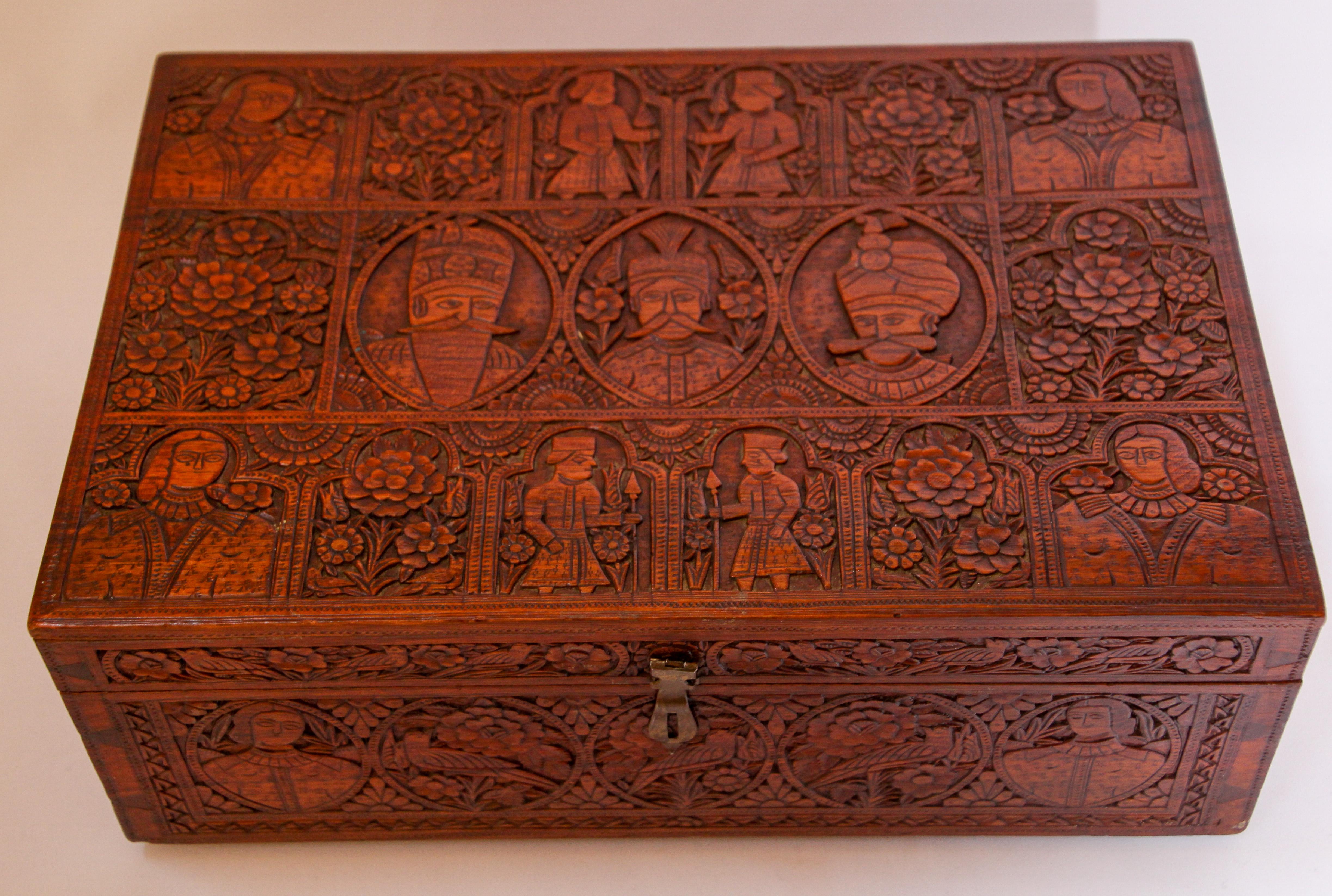 Grande boîte décorative moghole du début du 19ème siècle en bois sculpté à la main en vente 2