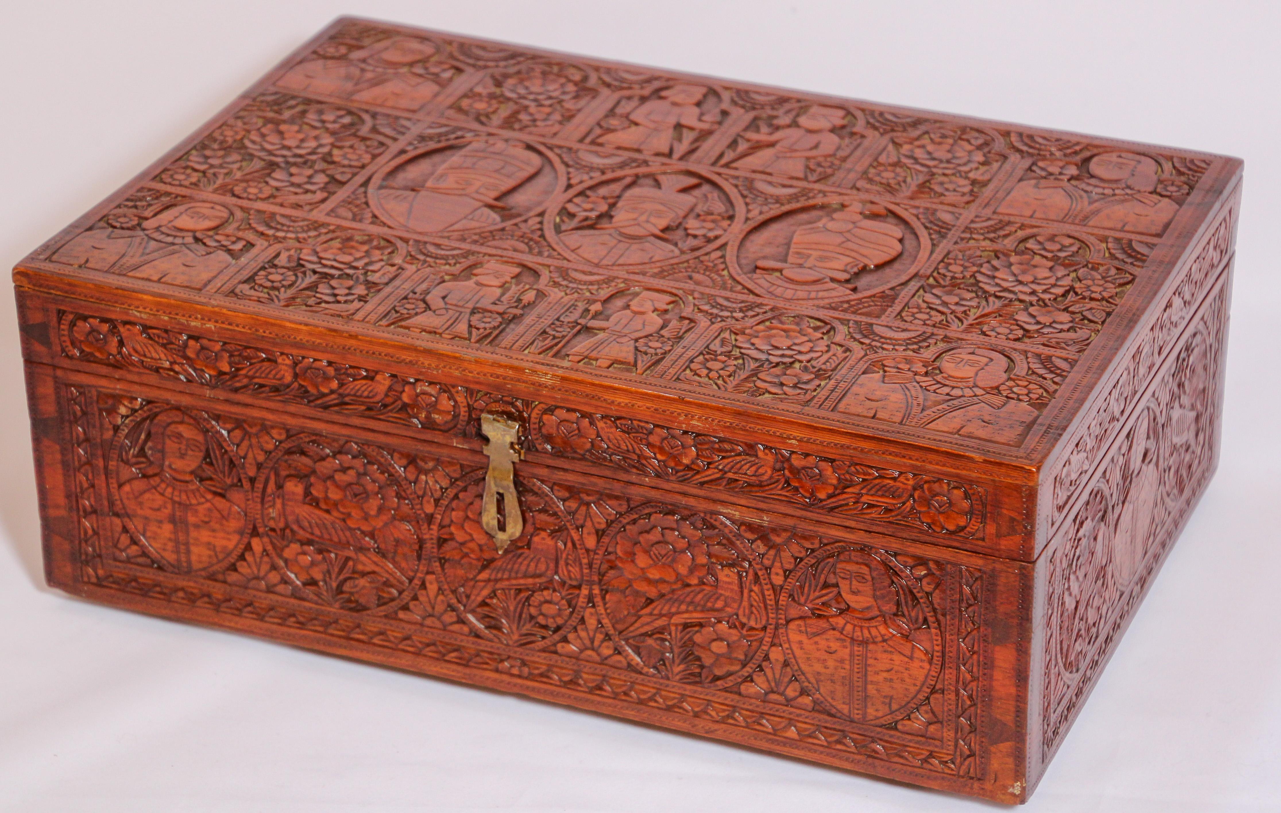 Large Early 19th Century Antique Hand Carved Wooden Mughal Decorative Box For Sale 2