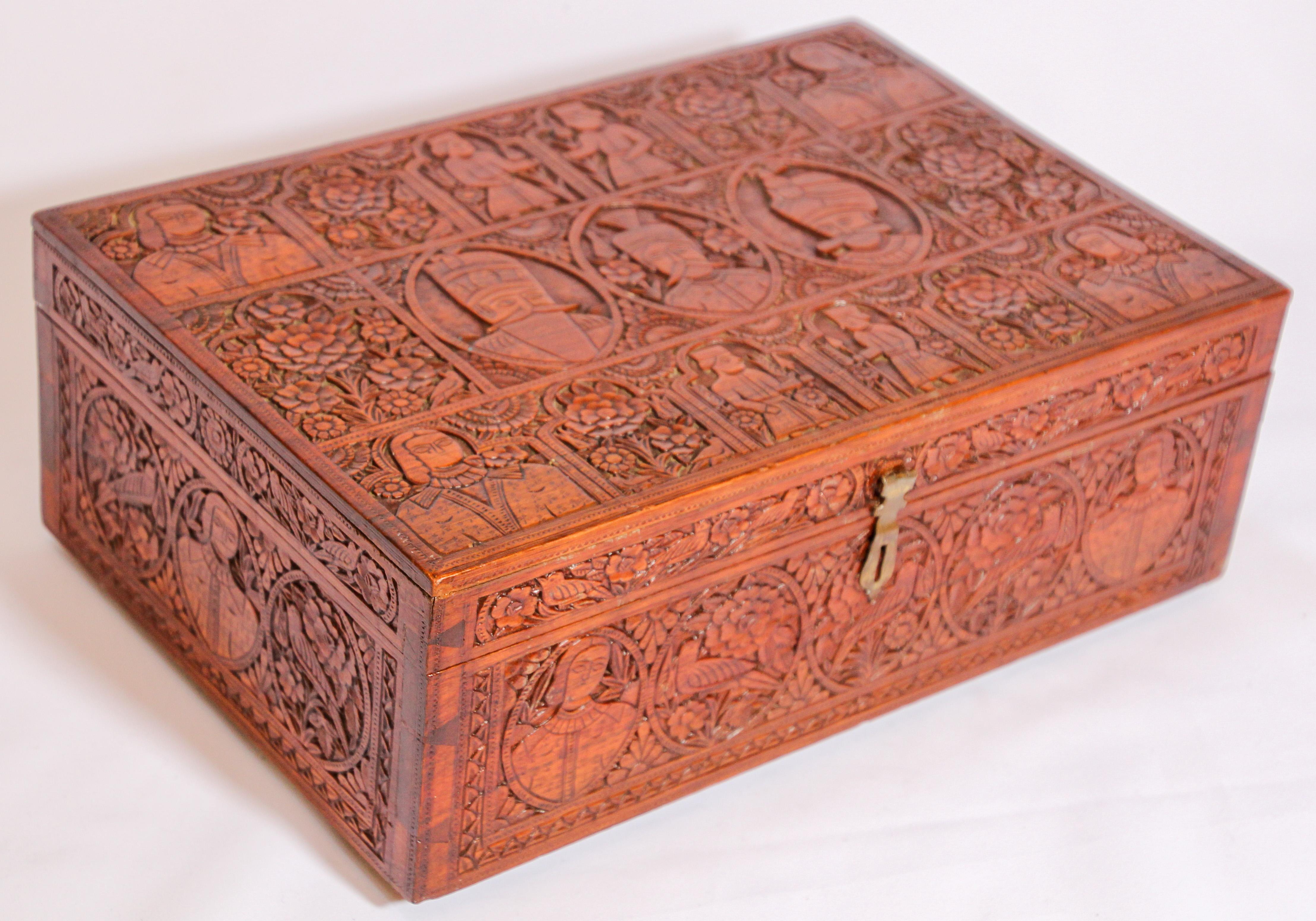 Grande boîte décorative moghole du début du 19ème siècle en bois sculpté à la main en vente 4