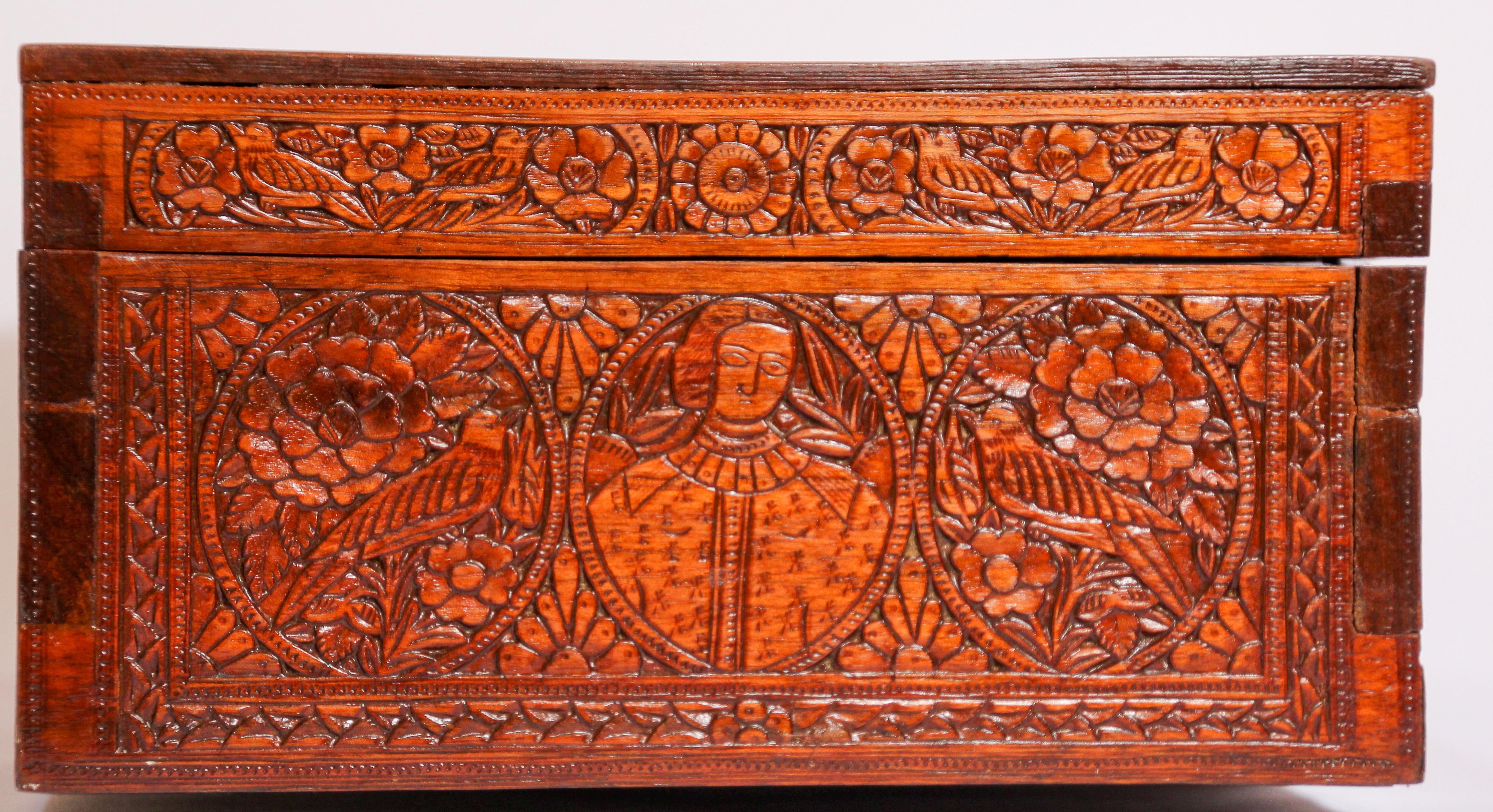 Grande boîte décorative moghole du début du 19ème siècle en bois sculpté à la main en vente 6