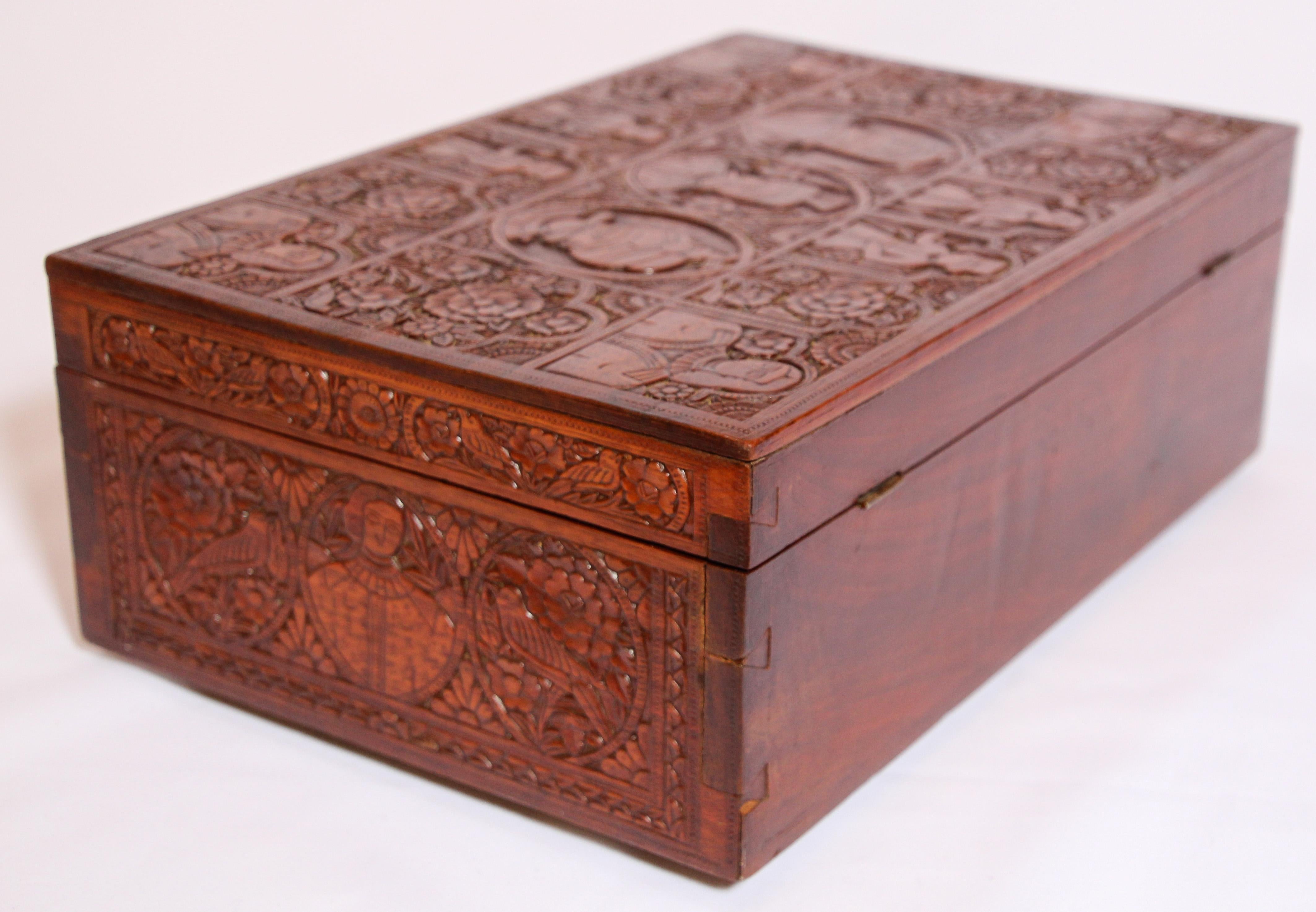 Grande boîte décorative moghole du début du 19ème siècle en bois sculpté à la main en vente 7