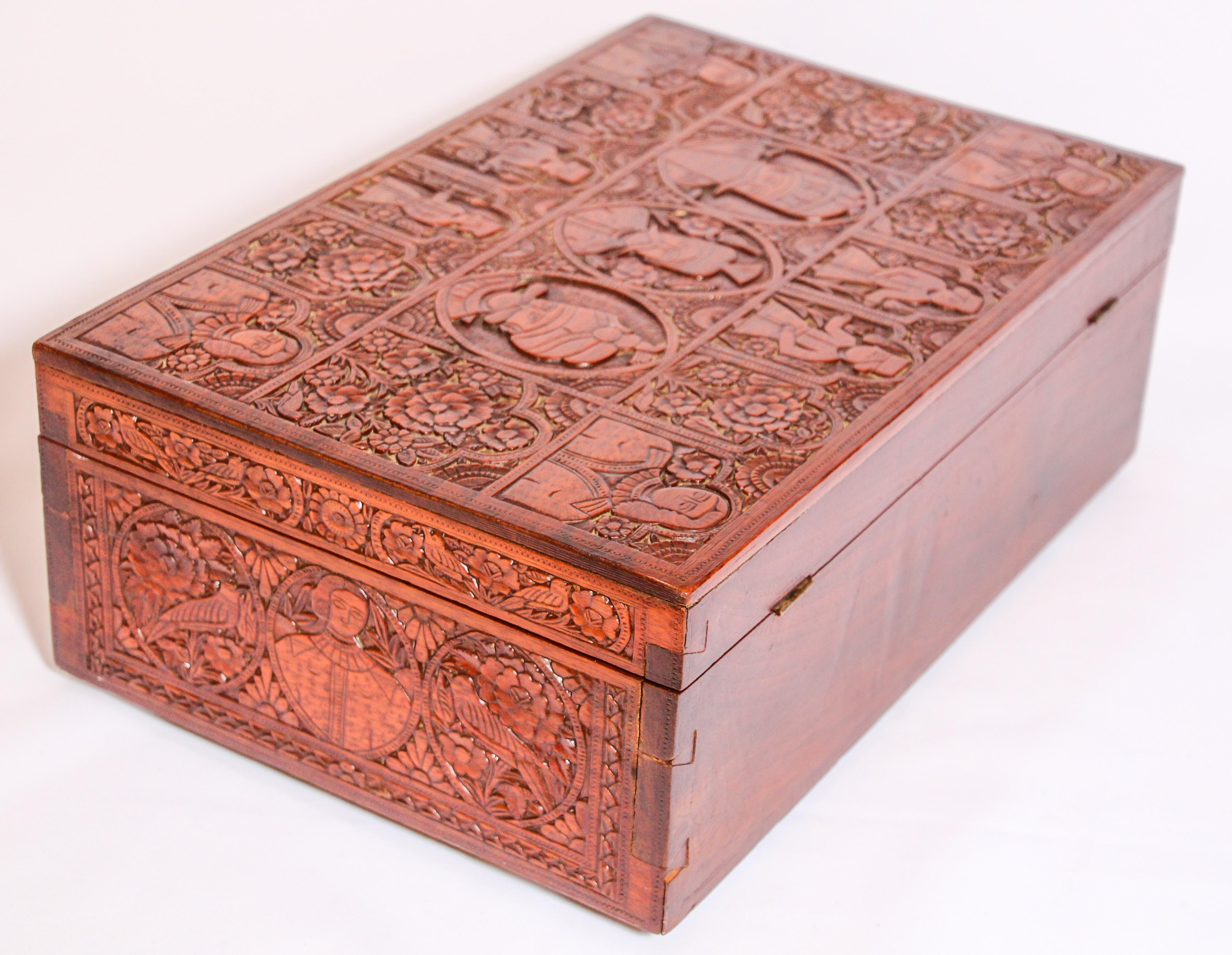 Grande boîte décorative moghole du début du 19ème siècle en bois sculpté à la main en vente 8