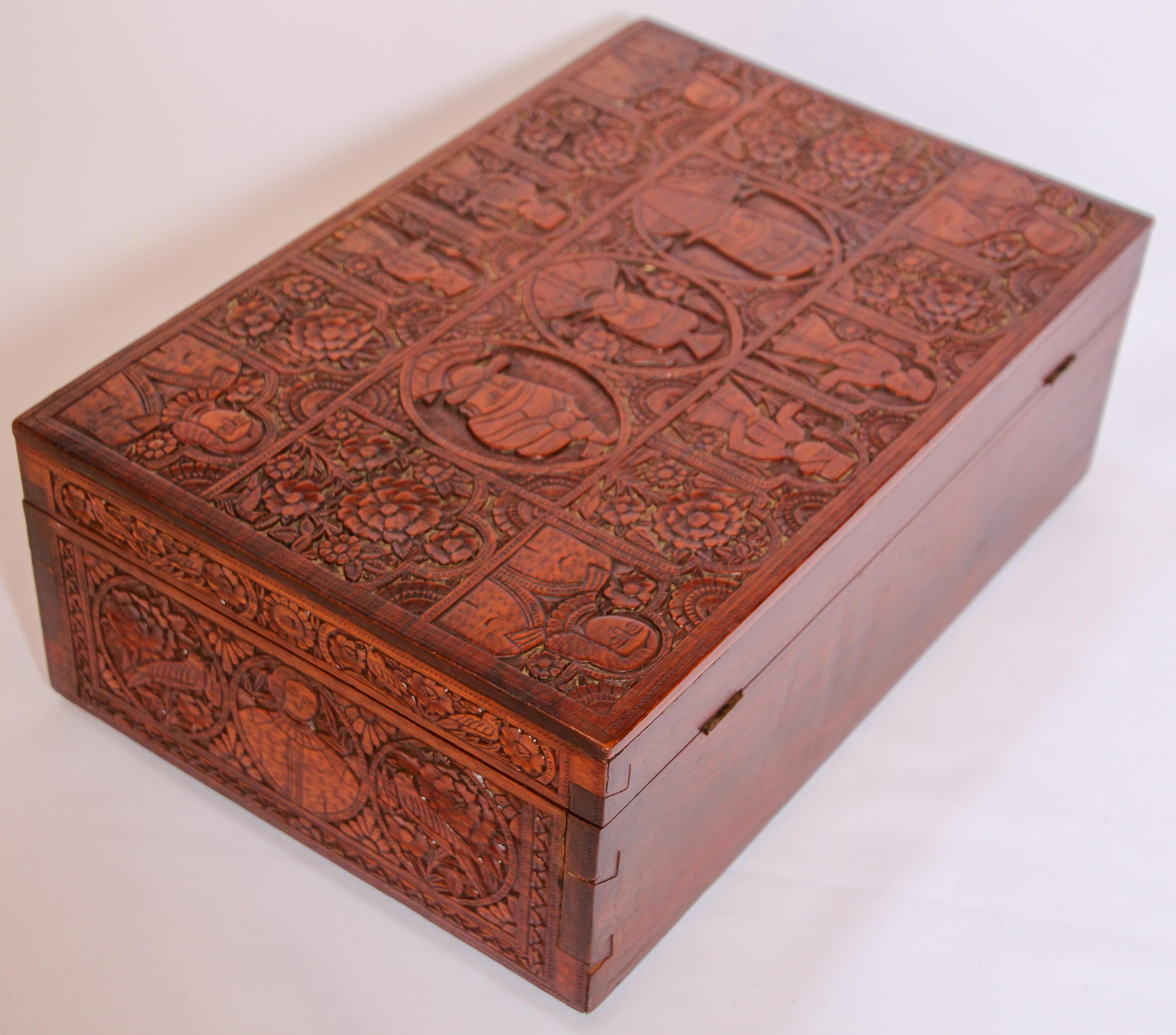 Grande boîte décorative moghole du début du 19ème siècle en bois sculpté à la main en vente 9