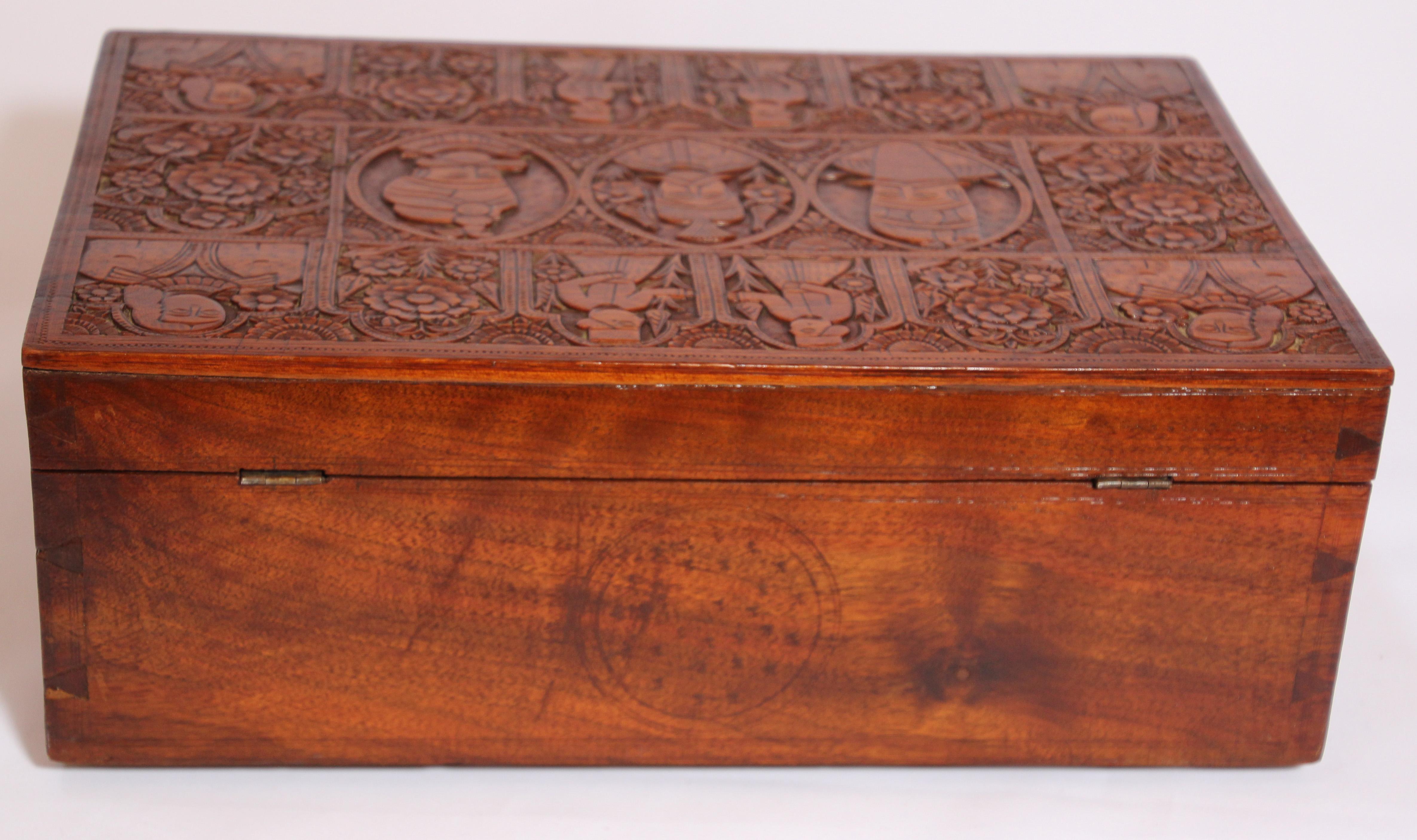 Grande boîte décorative moghole du début du 19ème siècle en bois sculpté à la main en vente 10