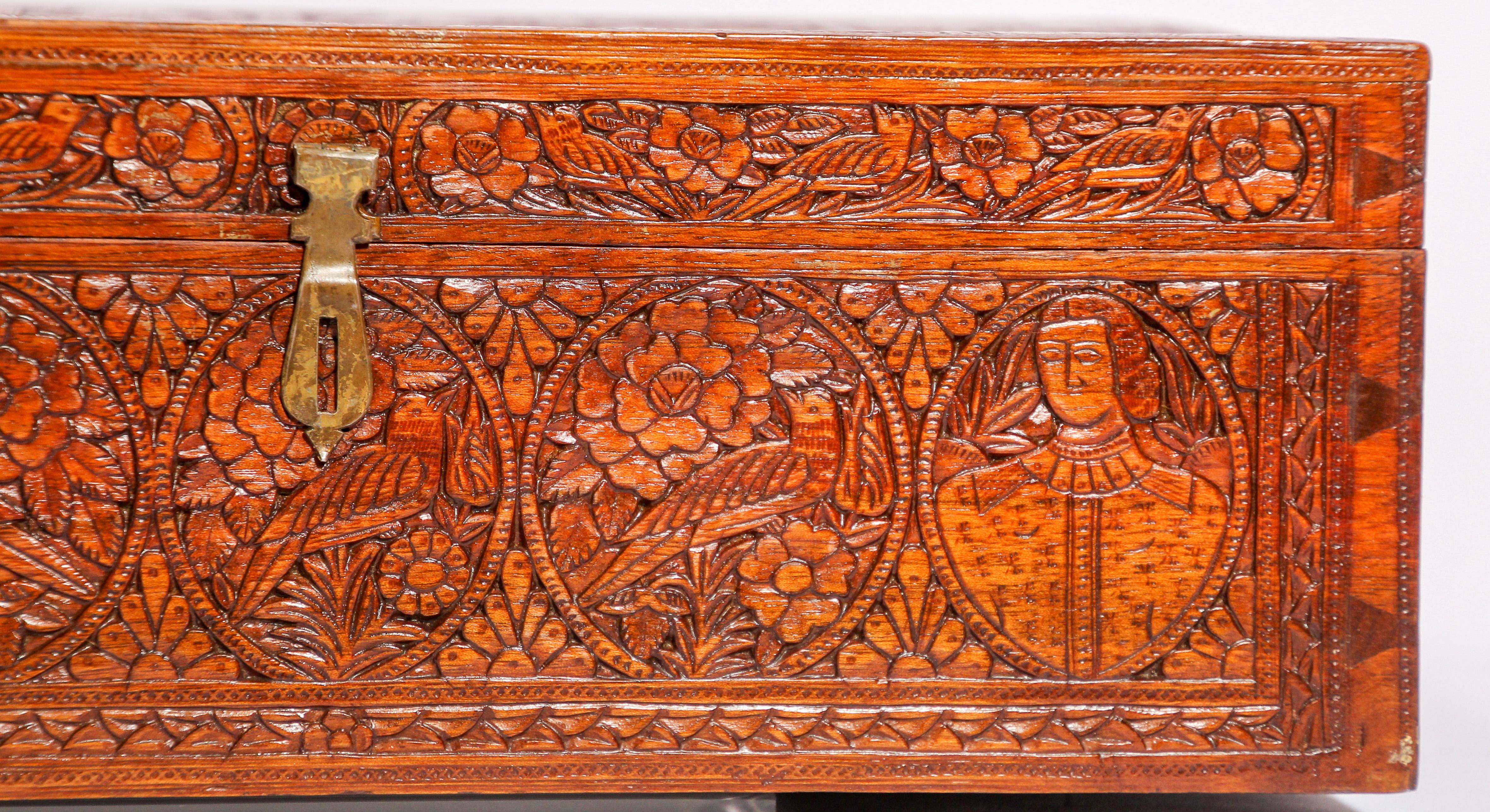 Indien Grande boîte décorative moghole du début du 19ème siècle en bois sculpté à la main en vente