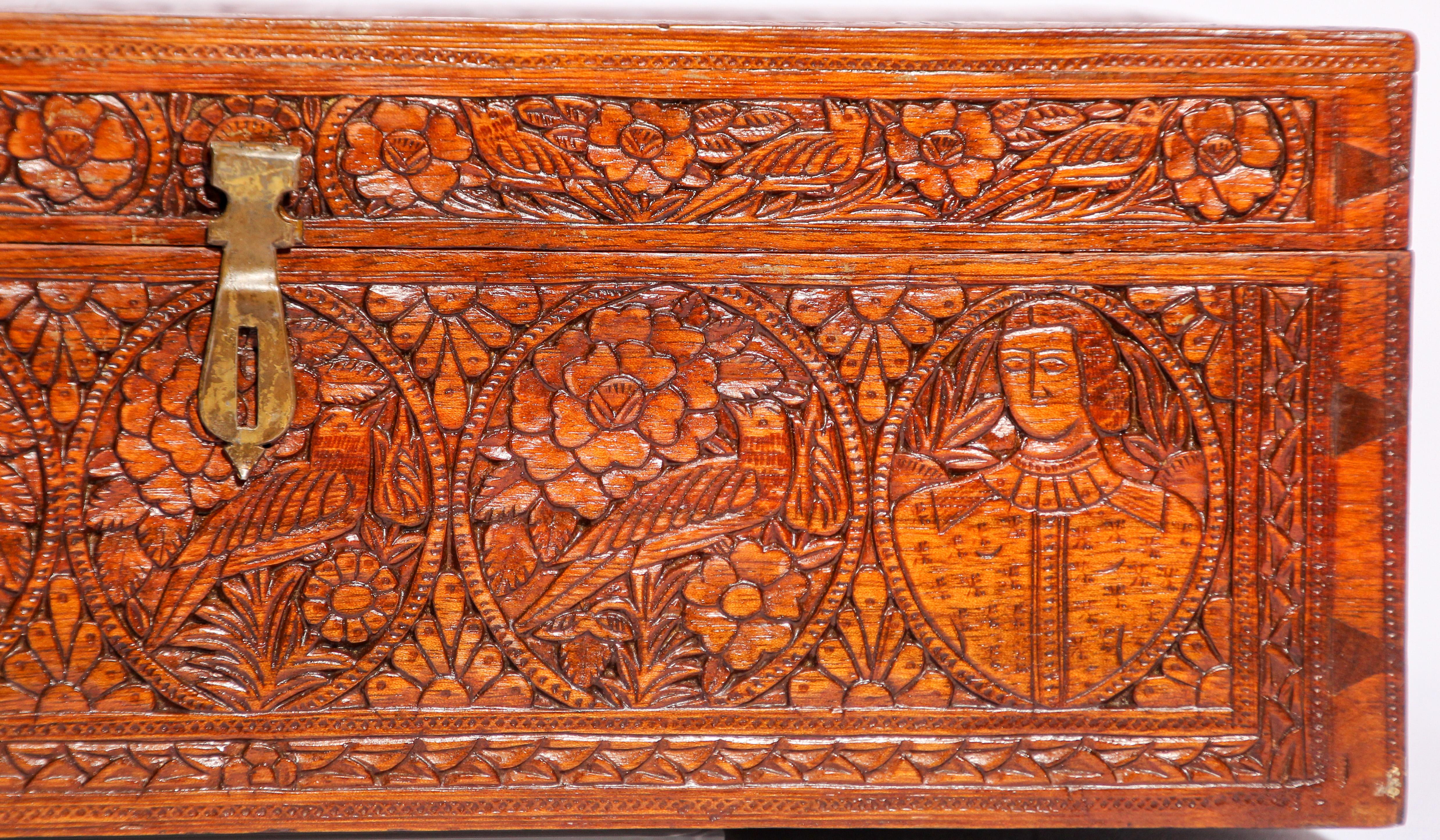 Fait main Grande boîte décorative moghole du début du 19ème siècle en bois sculpté à la main en vente