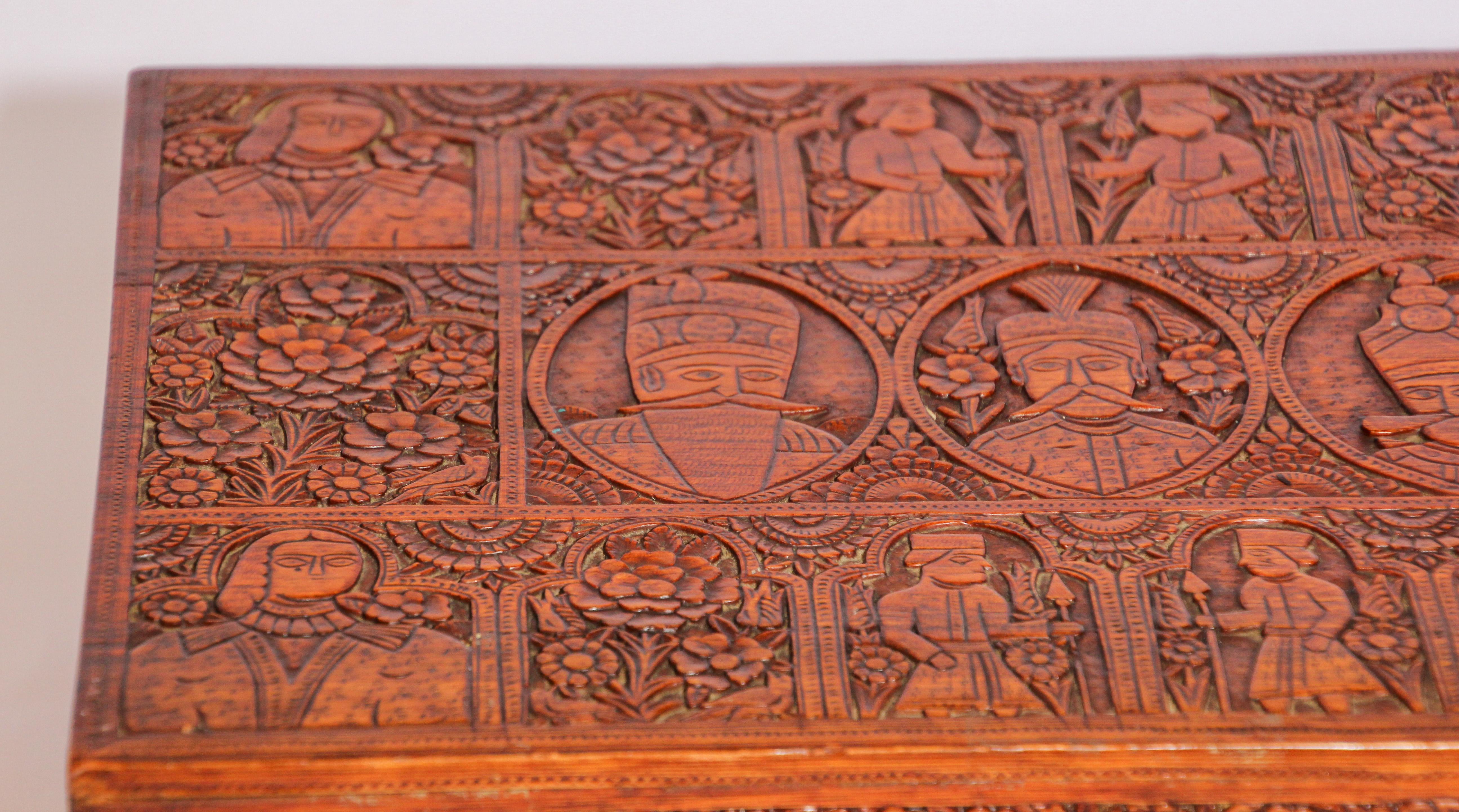 XIXe siècle Grande boîte décorative moghole du début du 19ème siècle en bois sculpté à la main en vente