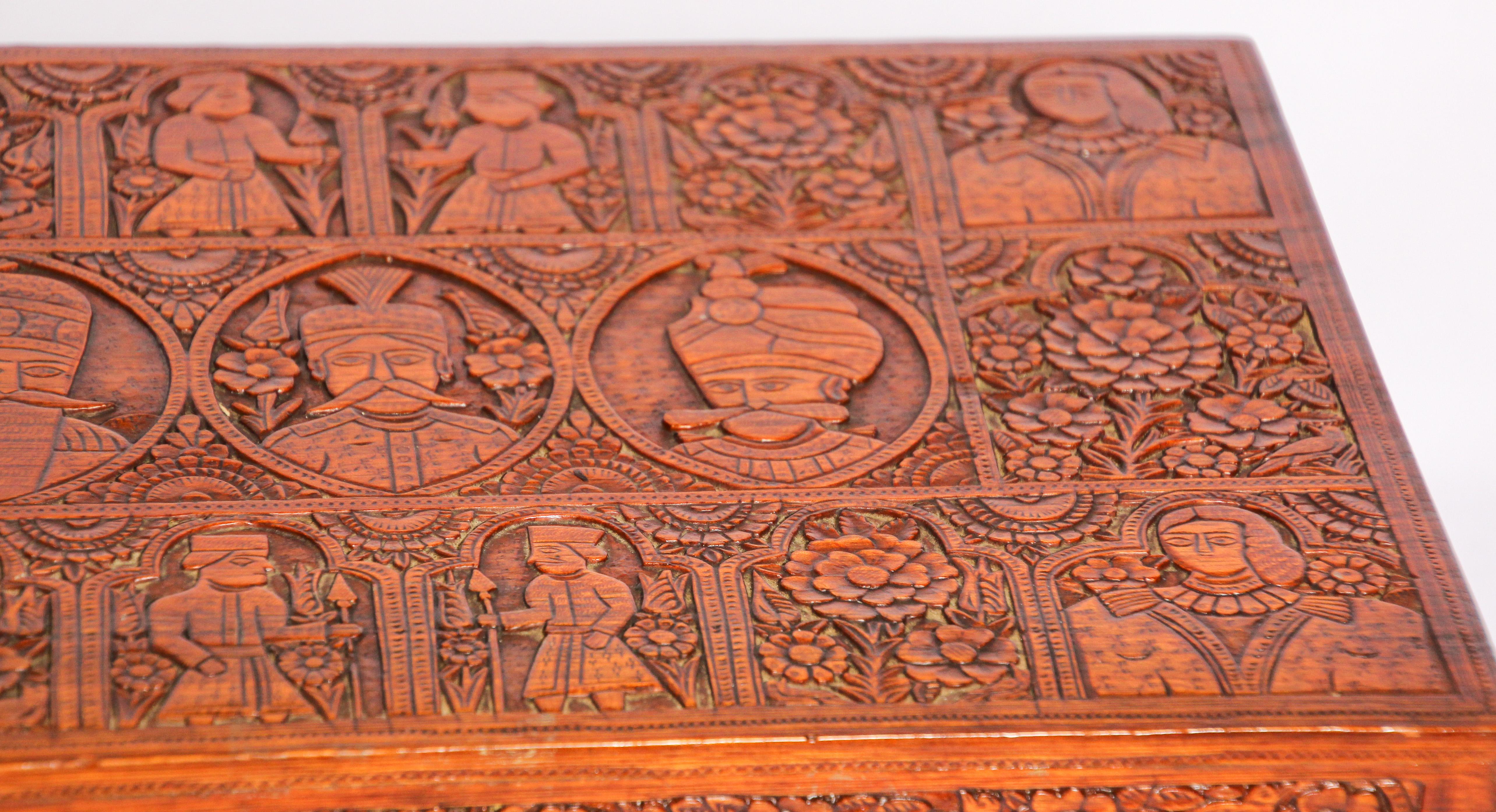 Bois Grande boîte décorative moghole du début du 19ème siècle en bois sculpté à la main en vente