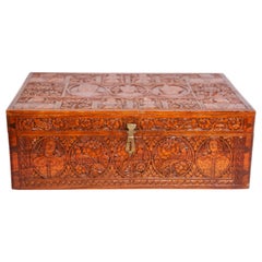 Gran caja decorativa mogol antigua de madera tallada a mano de principios del siglo XIX