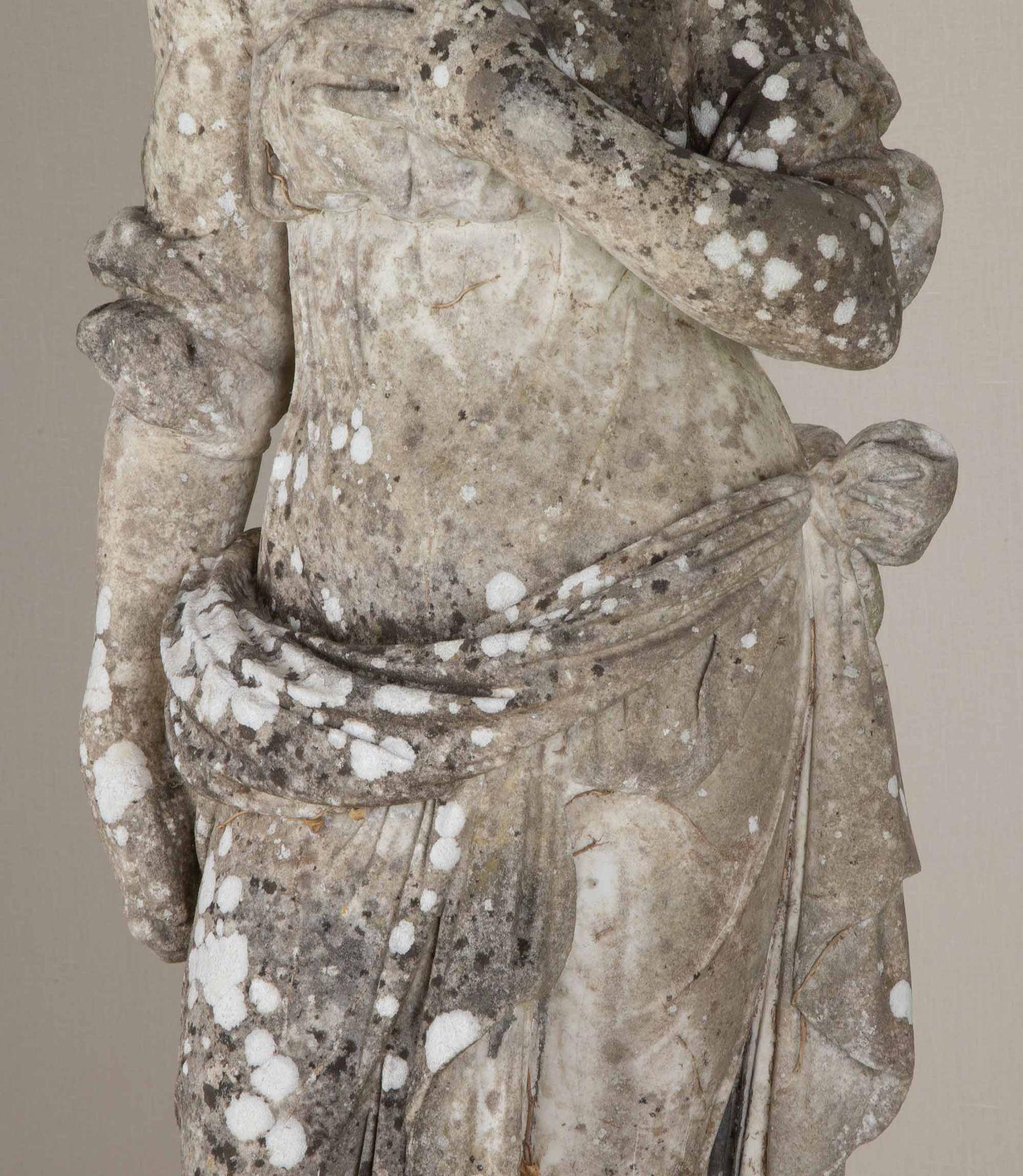 Grande figure de jardin en marbre sculpté du début du 19e siècle représentant une vestale en vente 4