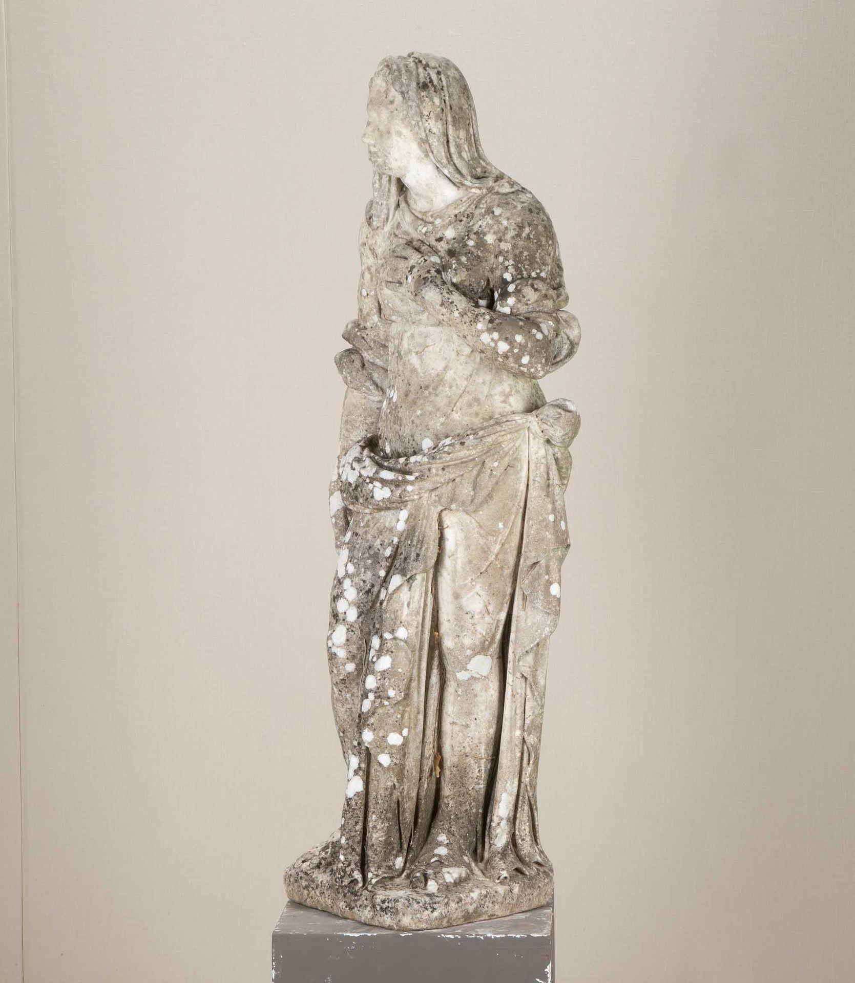 Glorieuse figure de jardin en marbre anglais du début du 19e siècle représentant une Vestale de style néoclassique. À la manière de John Bacon. Probablement réalisée à l'origine pour une niche, cette figurine est bien sculptée et finement détaillée.