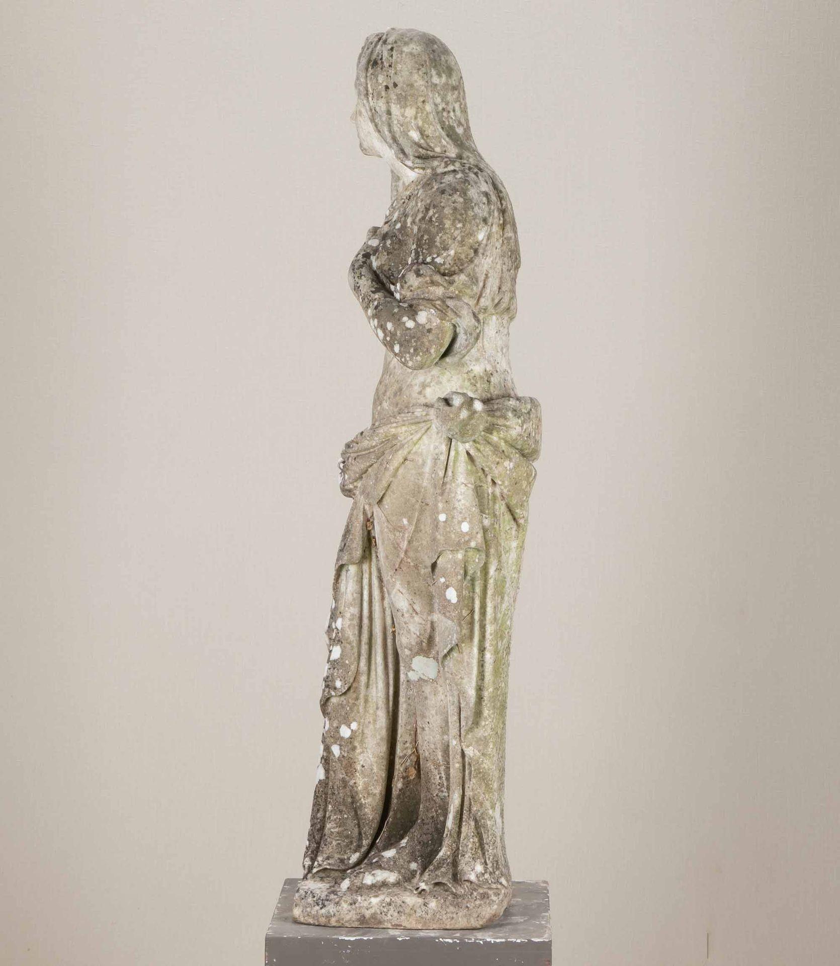 Country Grande figure de jardin en marbre sculpté du début du 19e siècle représentant une vestale en vente