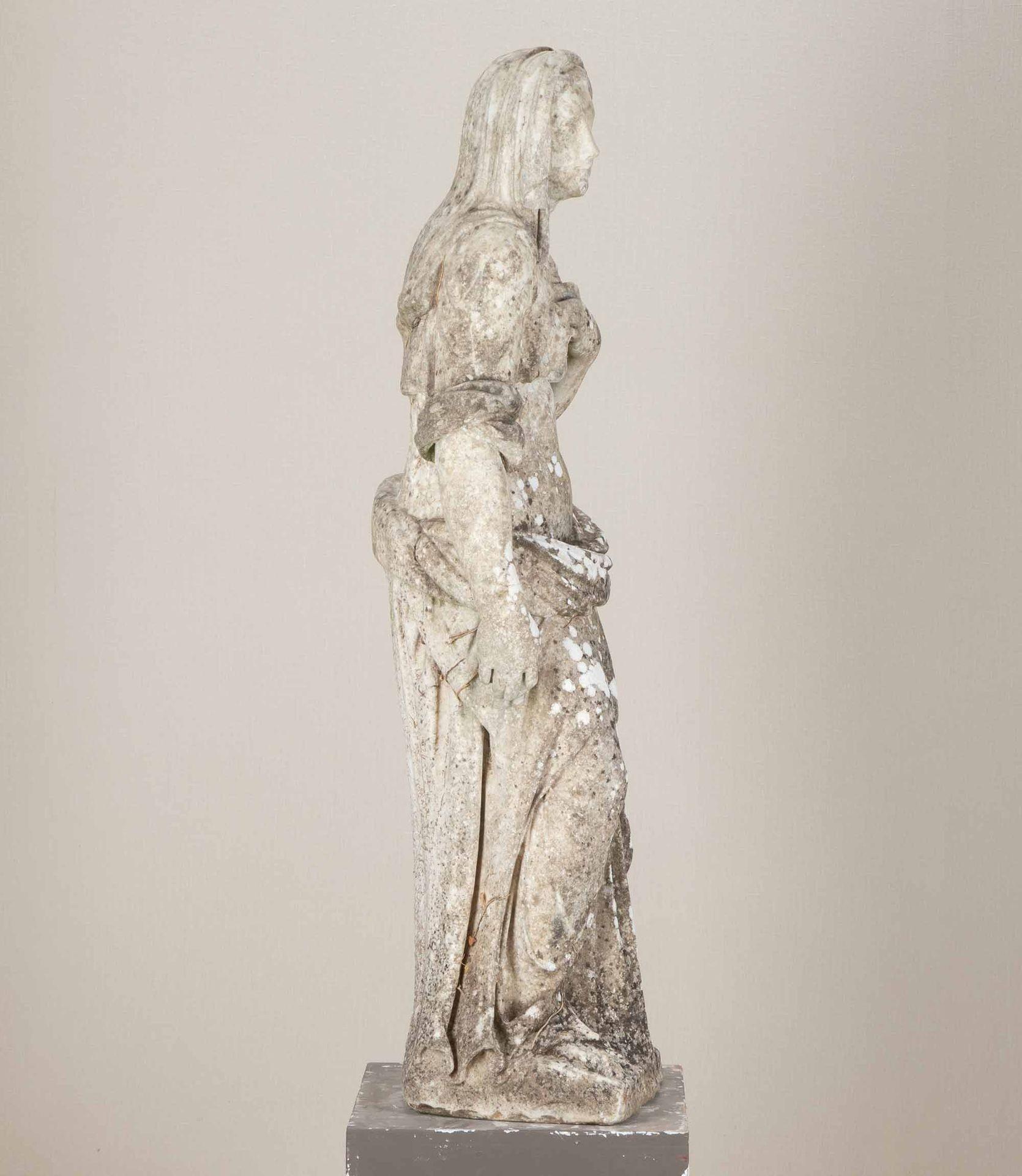 Grande figure de jardin en marbre sculpté du début du 19e siècle représentant une vestale Bon état - En vente à Gloucestershire, GB